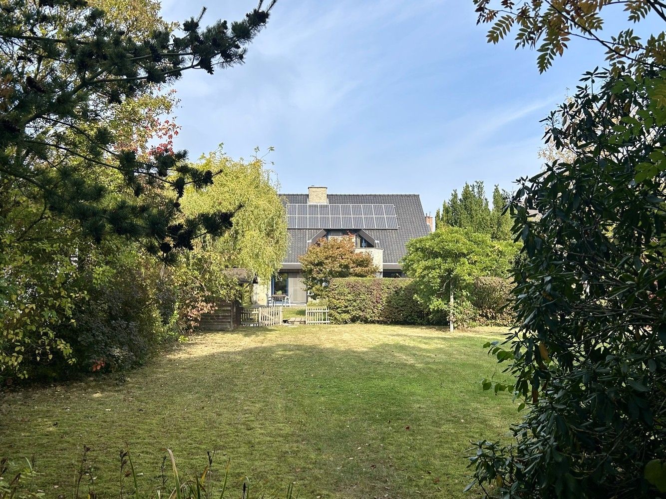 Ruime, energetische woning met 5 slaapkamers en prachtige tuin te Veltem-Beisem foto {{pictureIndex}}