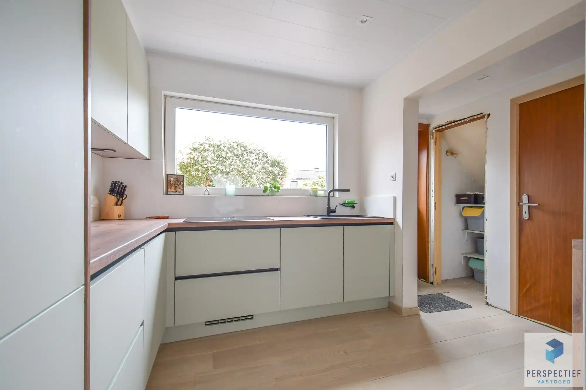 RUIME LICHTRIJKE WONING met 3 SLPKS, GARAGE en grote TUIN foto 8