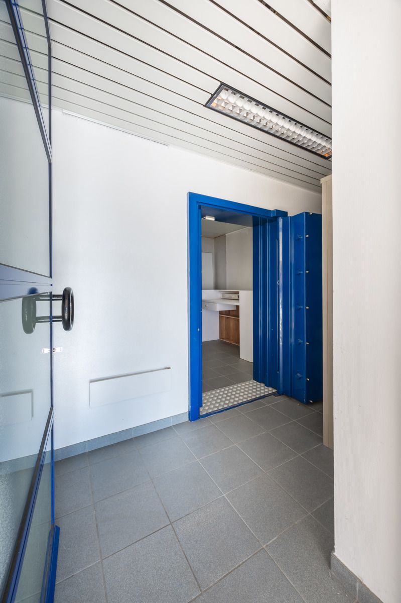 Handelszaak, twee appartementen en garageboxen foto 11