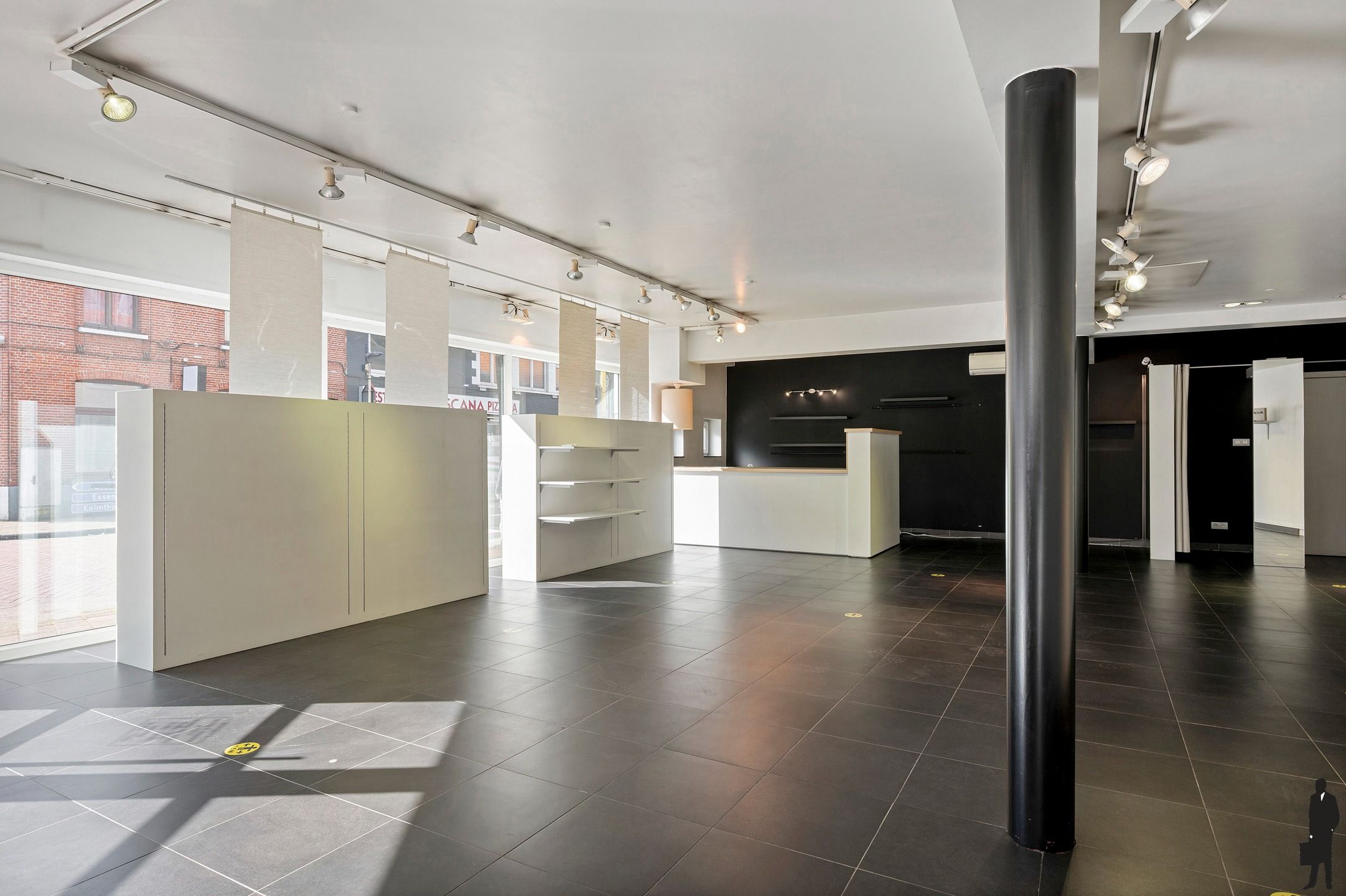 Centraal gelegen winkelpand  een strategische locatie! foto 5