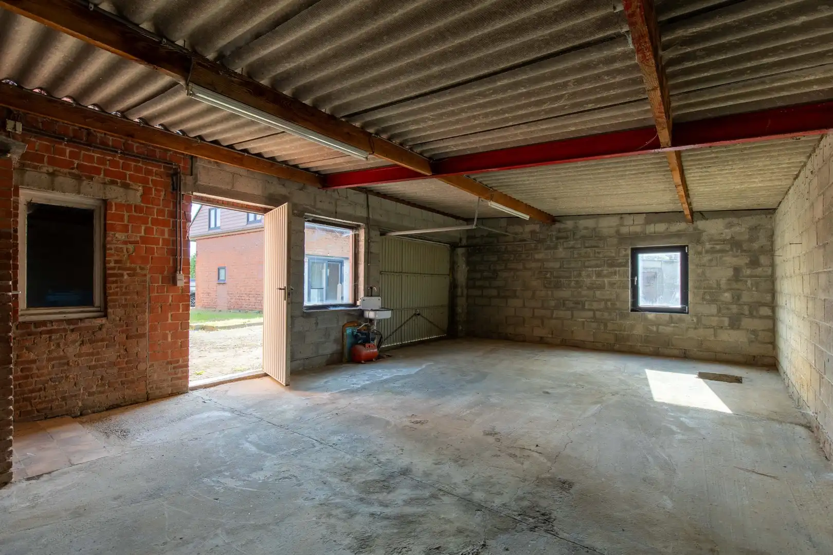 Renovatiewoning met grote garage foto 24