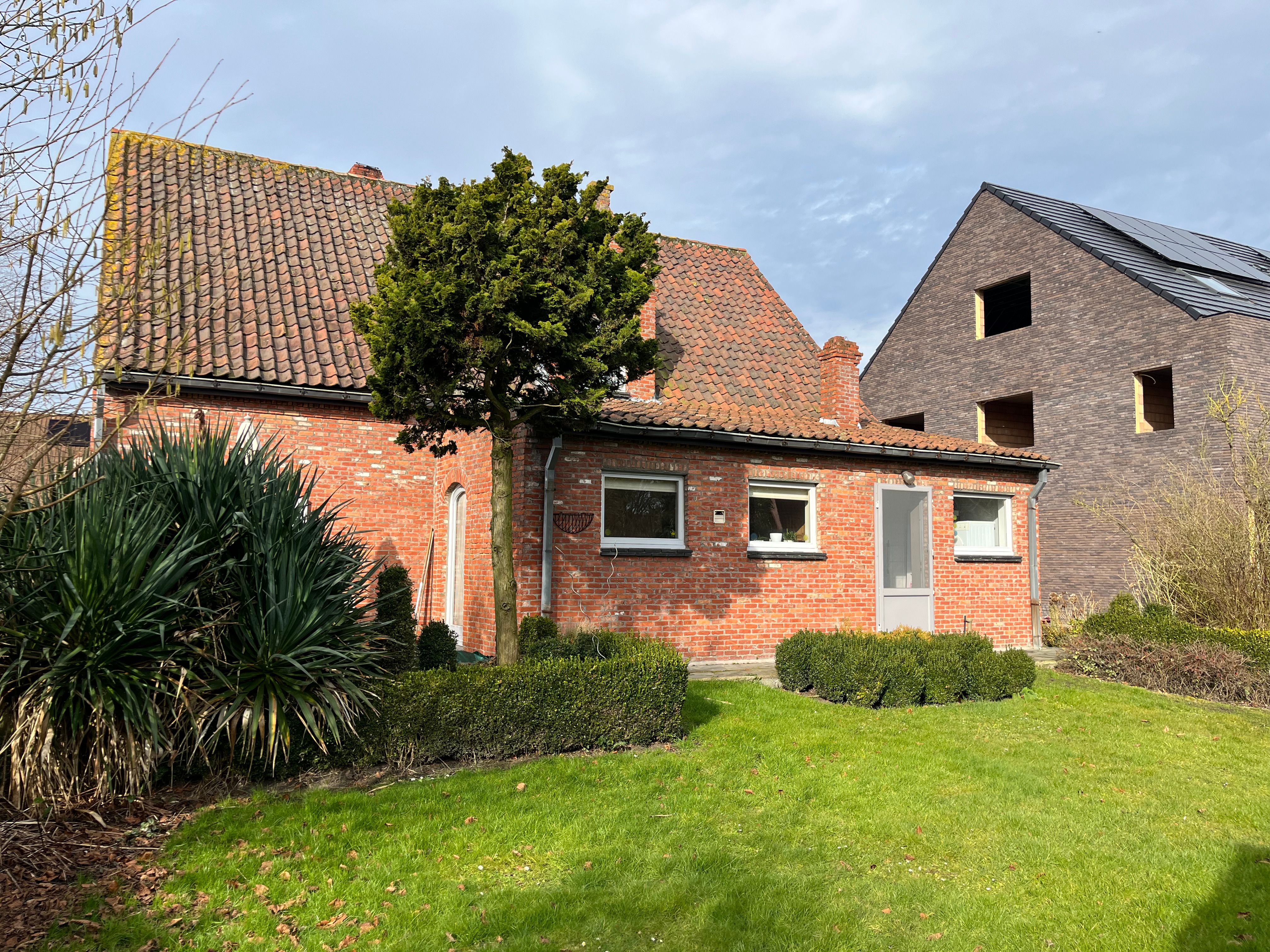 Te renoveren open bebouwing met karakter en ruime tuin. foto 3