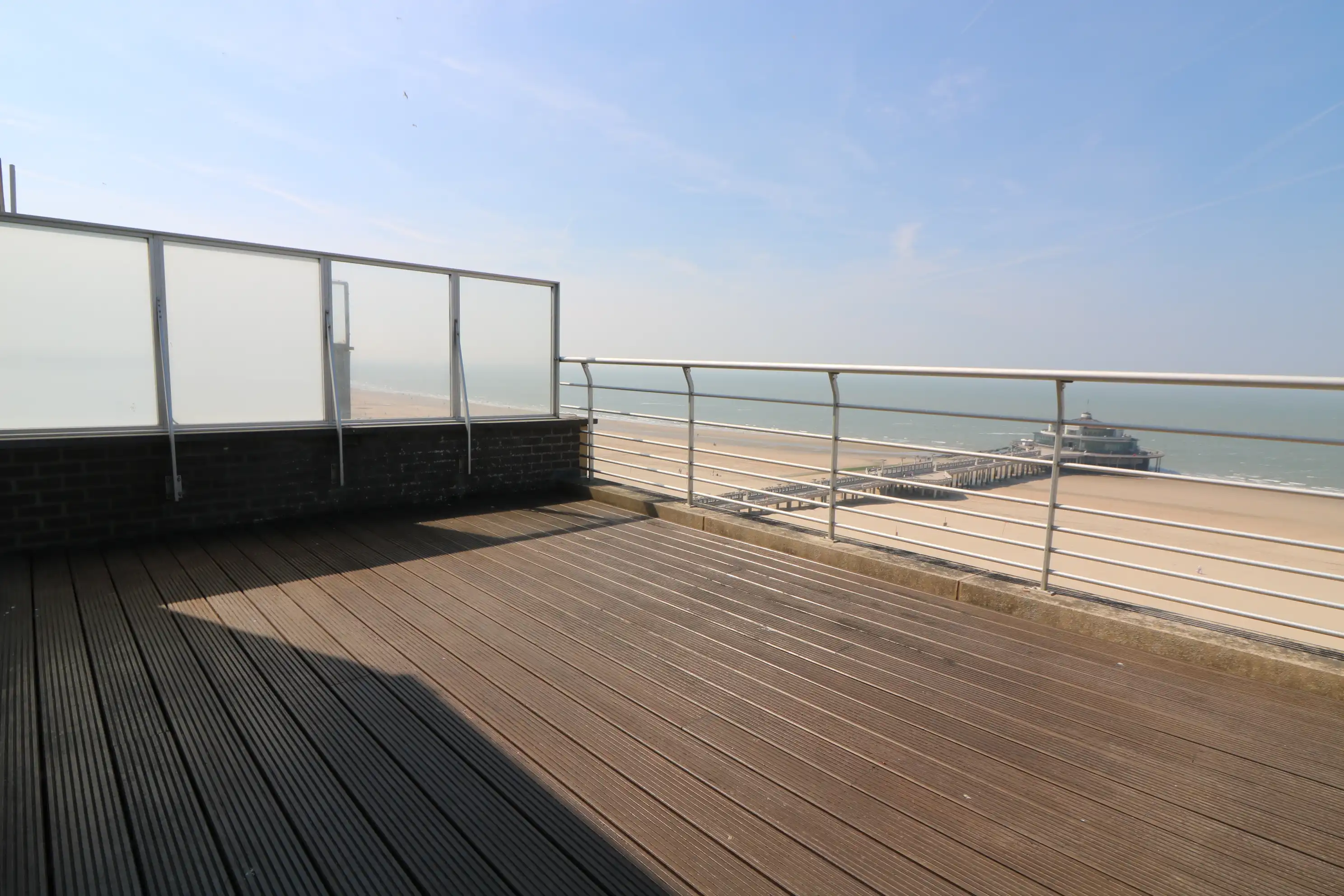 Recent dakappartement met 1 slaapkamer en 2 grote terrassen met prachtige uitzicht op zee, pier, duinen en hinterland. foto 8