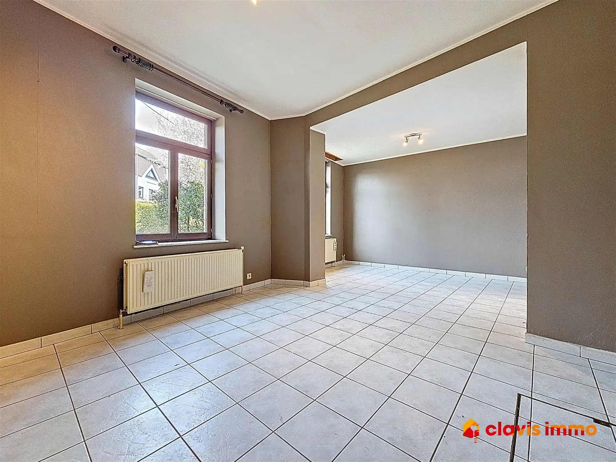 Appartementsgebouw met twee eenheden en huisje foto 3