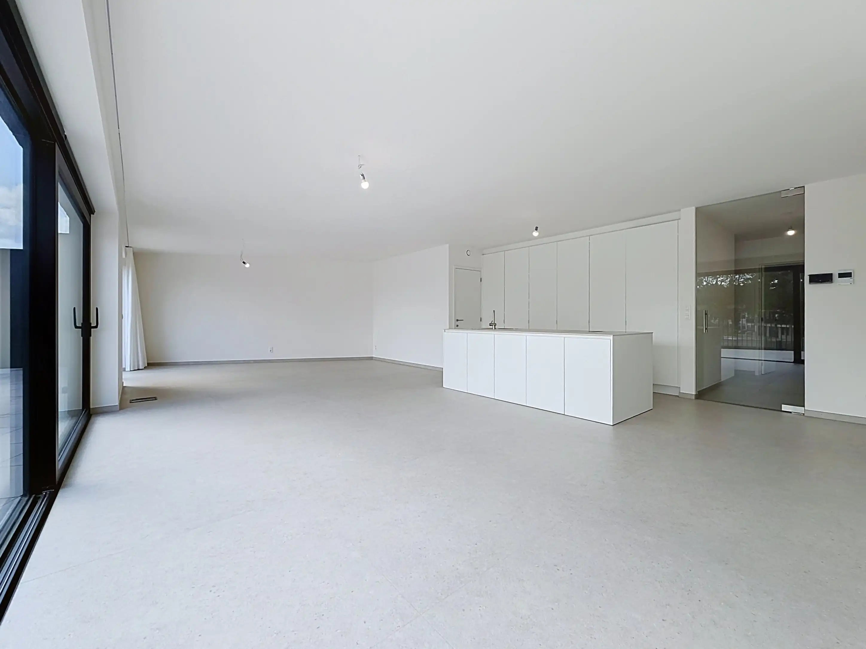 Nieuwbouwappartement te koop in Marke met 2 slaapkamers, zeer ruim terras van 50m² en een ruime woonoppervlakte foto 3
