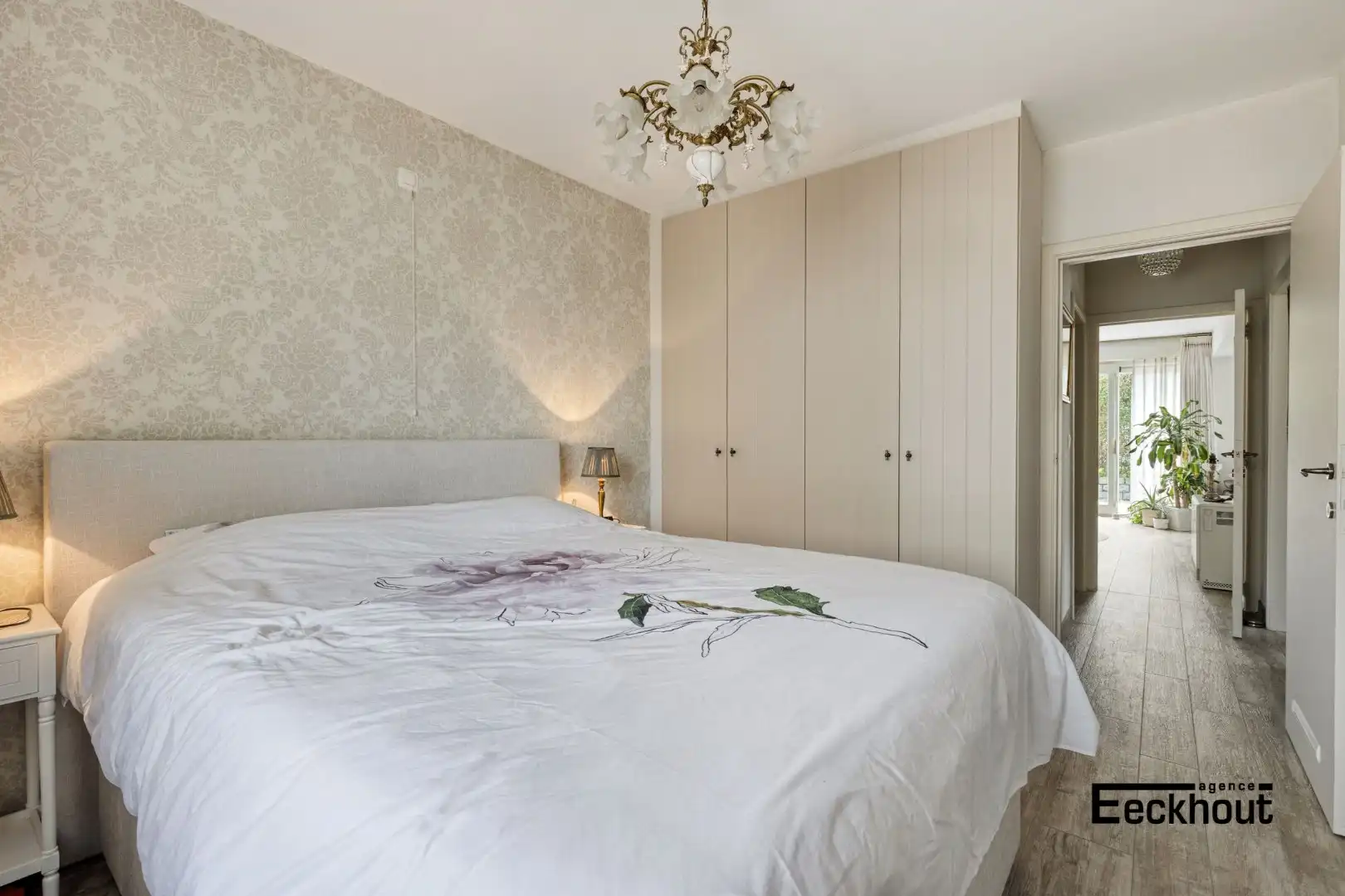 Gerenoveerd appartement met uitzonderlijk groot terras en inpandige garage! foto 12