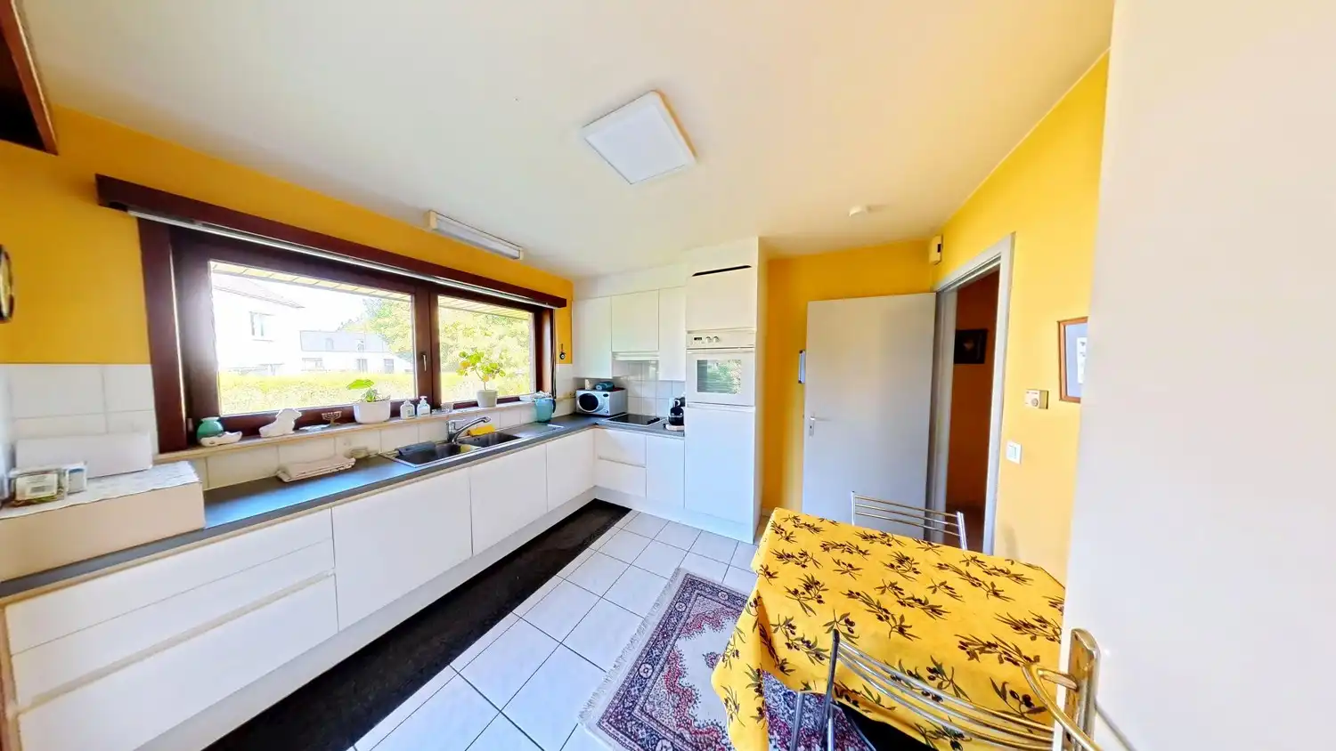 Ruime woning op toplocatie met grote tuin en inpandige garage! foto 8