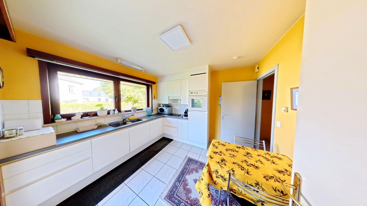 Ruime woning op toplocatie met grote tuin en inpandige garage! foto 8