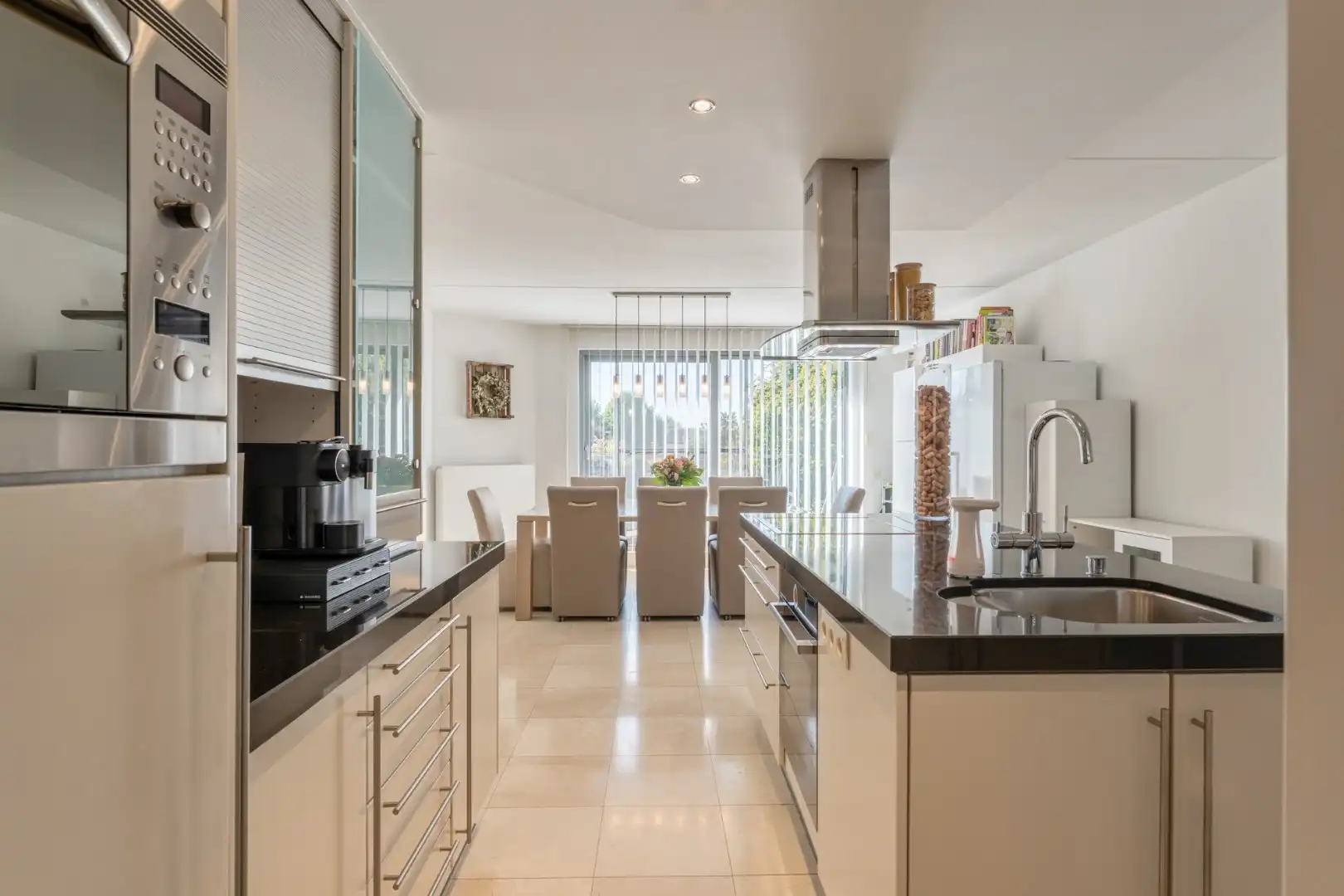 Zeer ruime, goed afgewerkte woning met diverse mogelijkheden nabij het centrum van Maaseik! foto 6