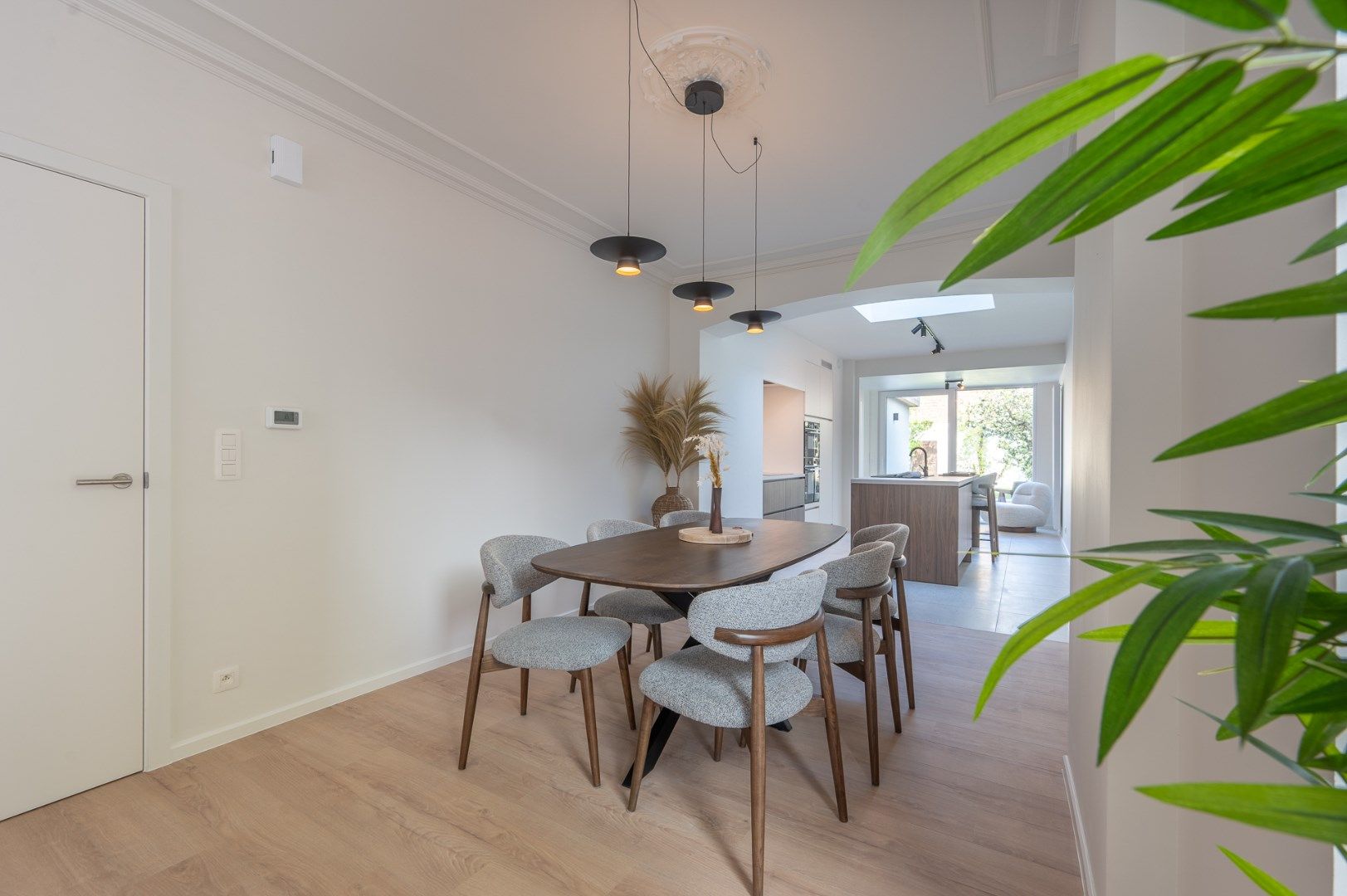Topaanbod te Assebroek- hoekwoning met garage en tuin! foto {{pictureIndex}}