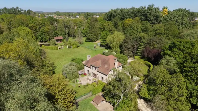 Ruime villa van 336m² op 1 hectare 45 are met vijver foto 30