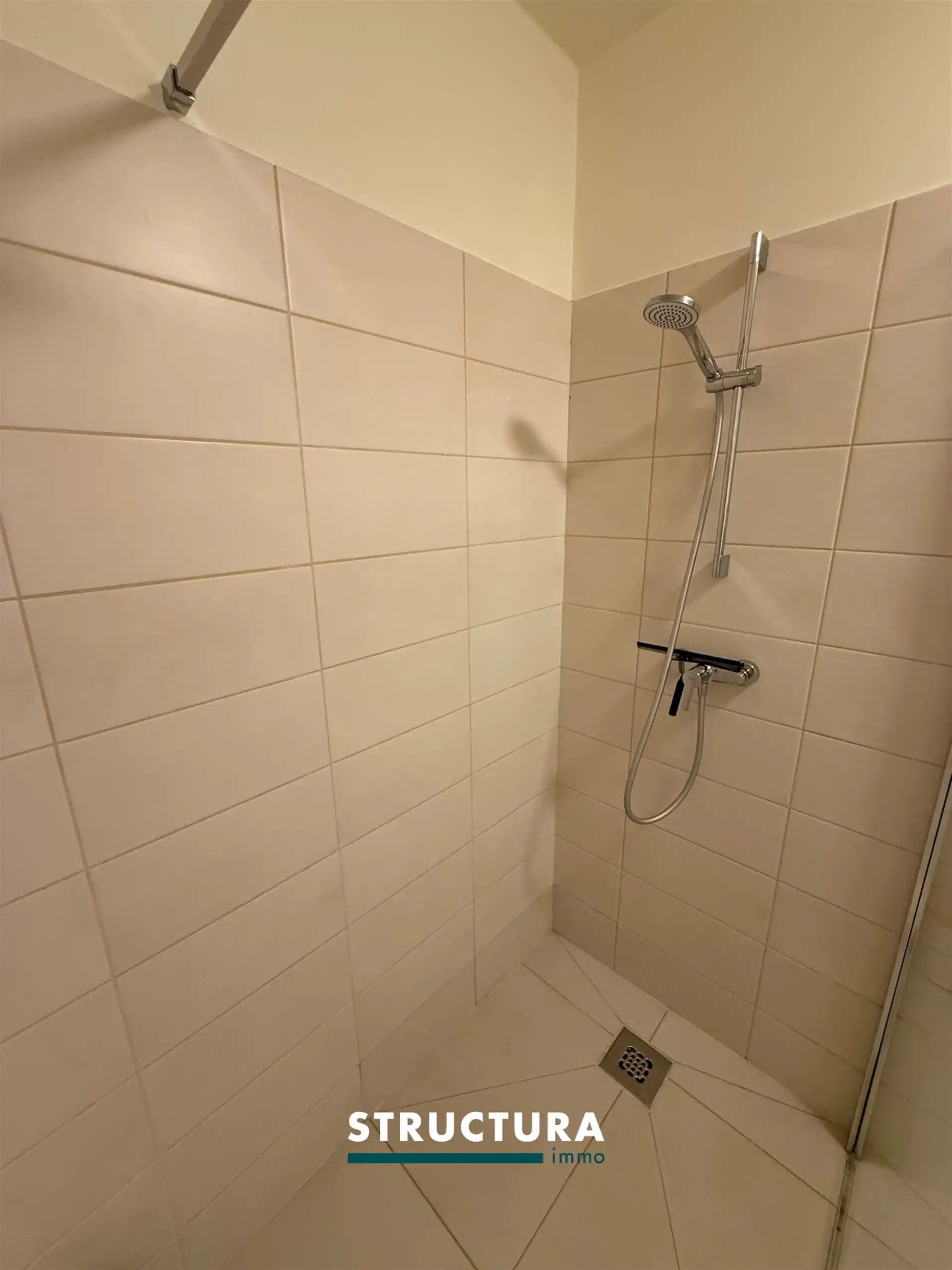 Appartement met 2 slaapkamers en 2 staanplaatsen in centrum Merchtem foto 10