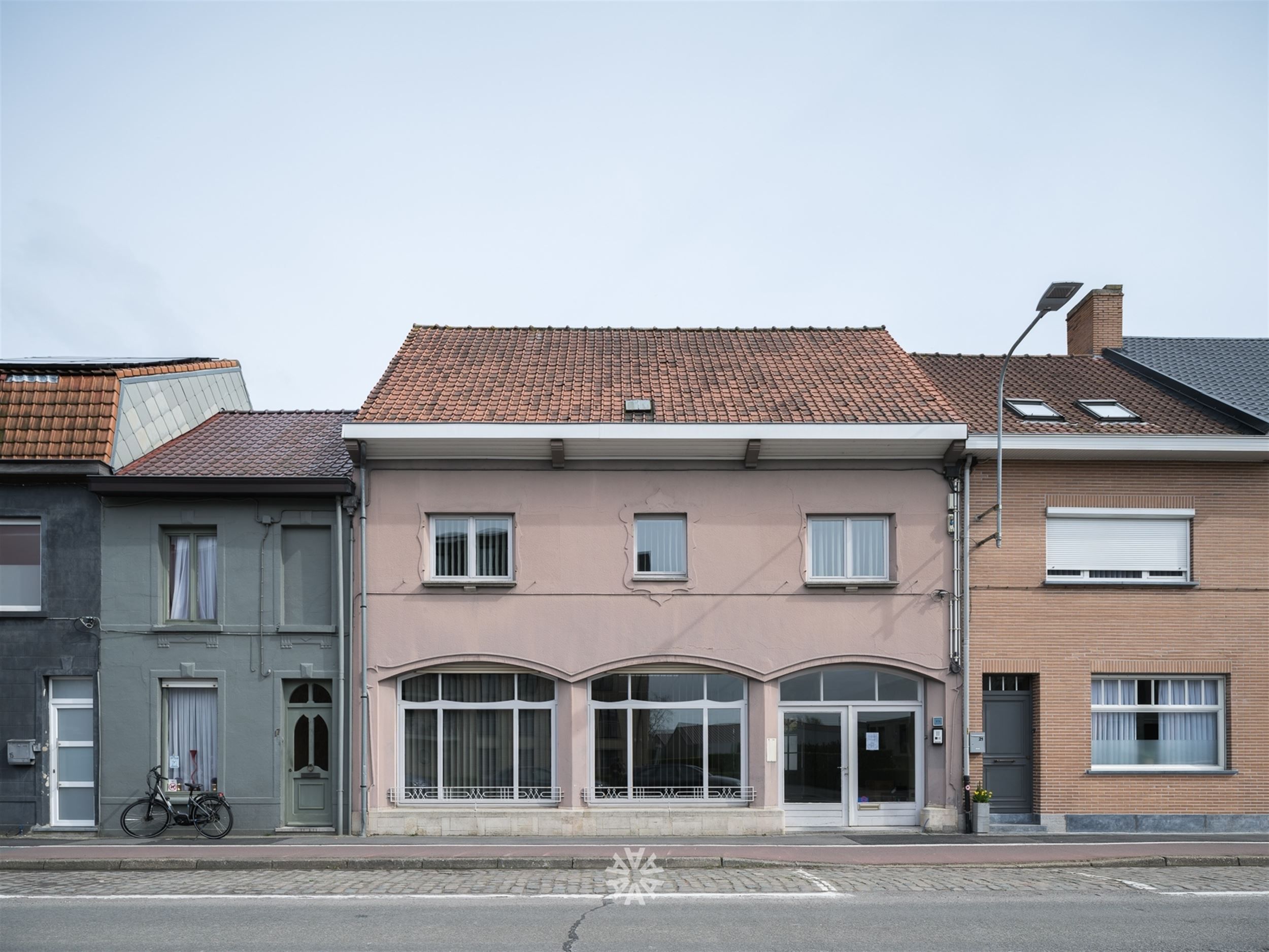 multifunctioneel gebouw met goede visibiliteit en diverse mogelijkheden voor het uitbouwen van uw handelszaak, kantoor of praktijk te koop in Merelbeke foto 2