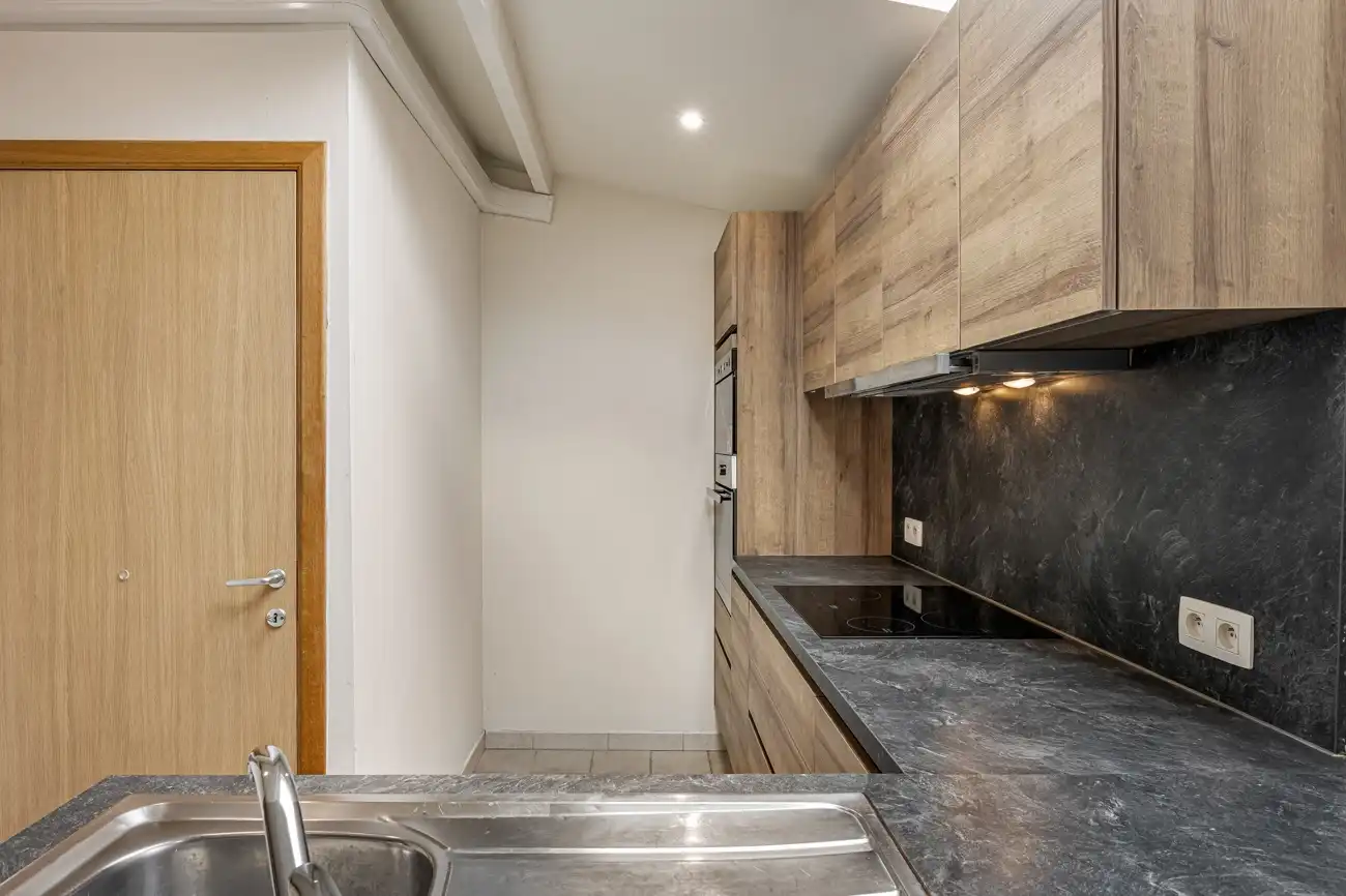 Ideale halfopen starterswoning (met twee autostaanplaatsen vóór de woning) op wandelafstand van het centrum van het vernieuwde Zeveneken! foto 4