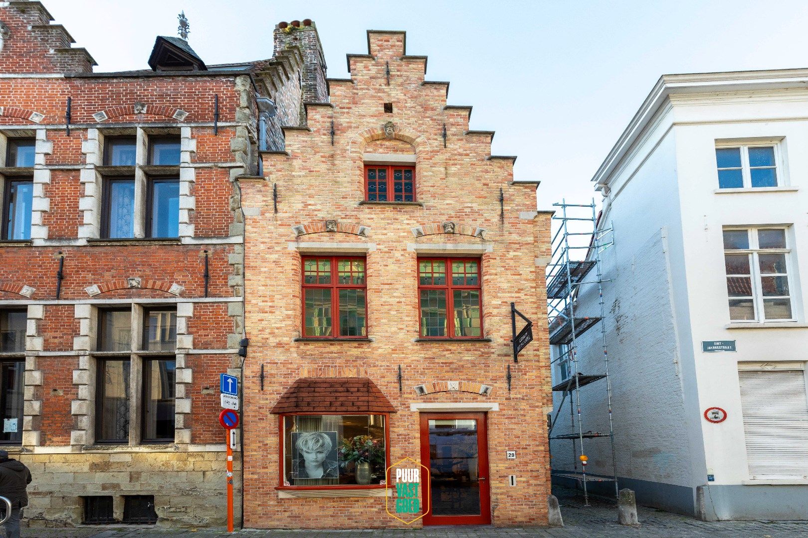 Huidig kapsalon in gerenoveerd mooi Brugs hoekpand met trapgevel foto 2