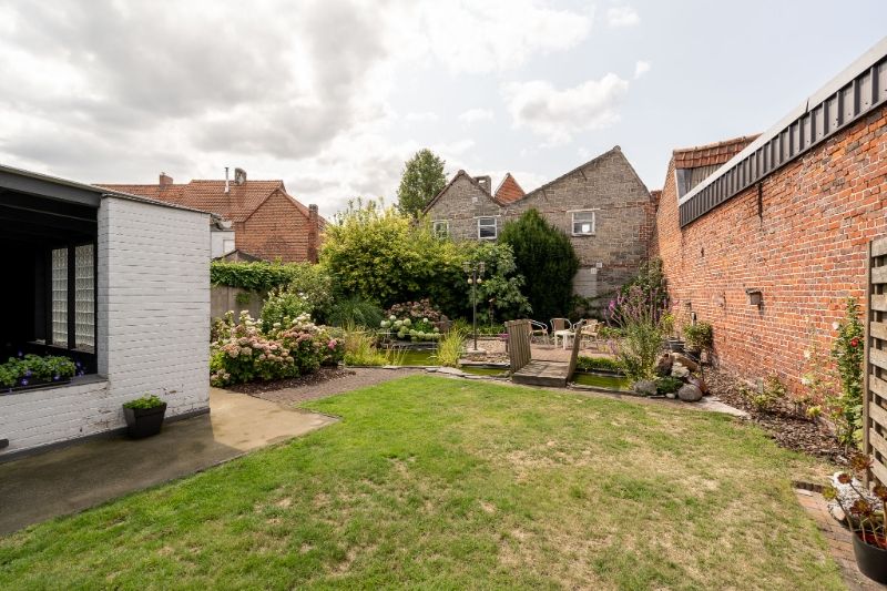Woning met brede oprit en dubbele garage foto 32