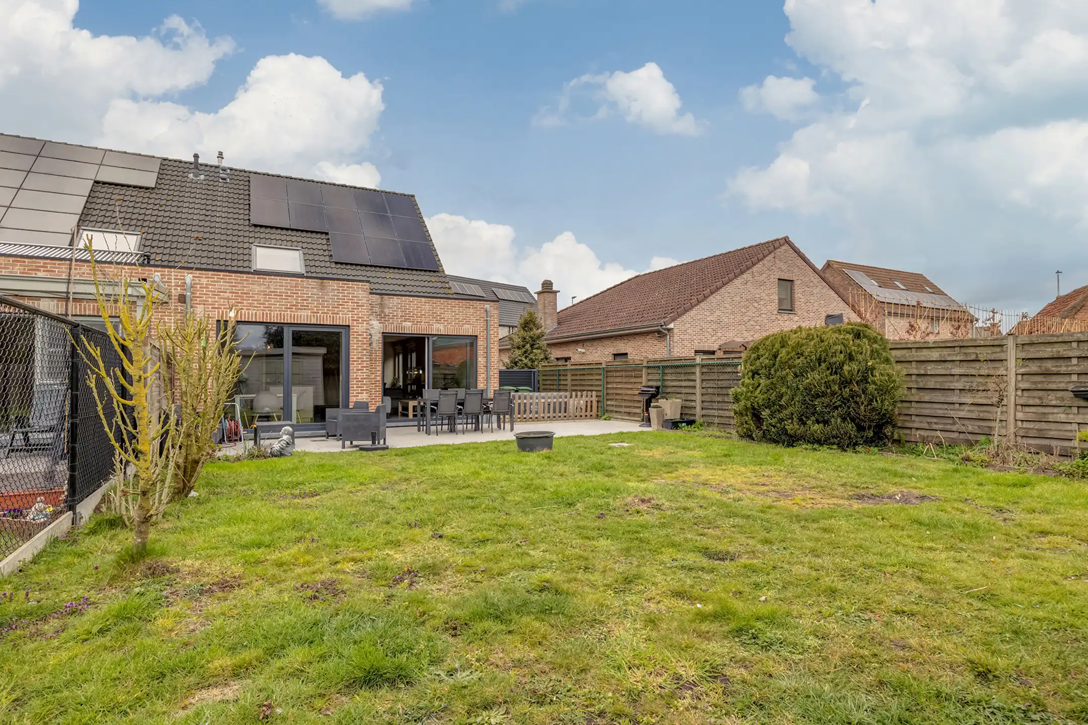 Instapklare recente HOB met 3 slaapkamers, tuin en garage foto 17