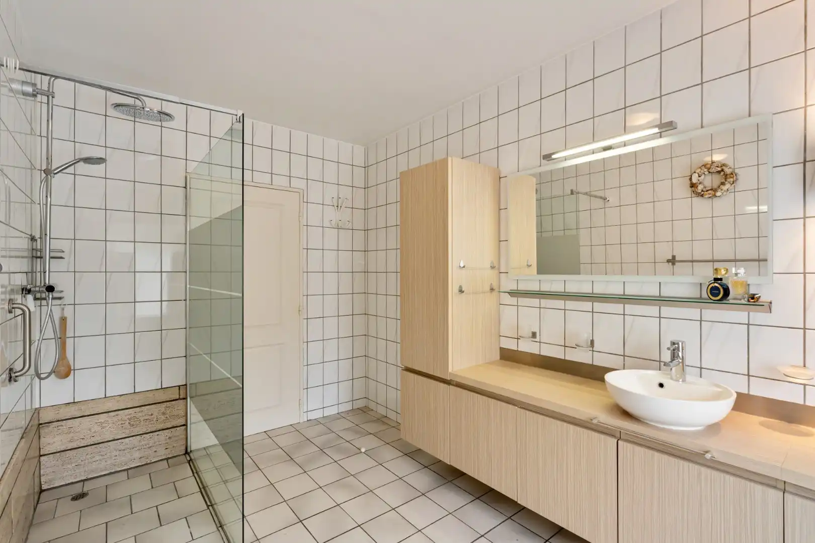 Gelijkvloers, degelijk appartement met 2 slaapkamers, ruim terras, carport en garage. foto 22
