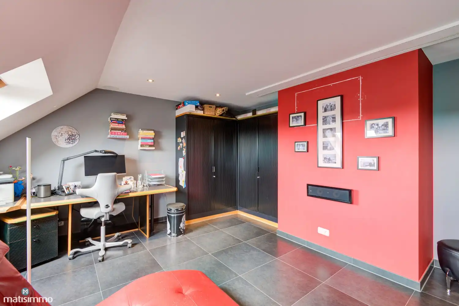 ZEER RUIM EN MODERN DUPLEXAPPARTEMENT (234M²) MET 5 SLAAPKAMERS, 2 BADKAMERS, 2 TERRASSEN, 2 KELDERS, DUBBELE GARAGE (60M²) (+ OPTIONEEL GARAGE) IN HET CENTRUM VAN LANAKEN foto 15