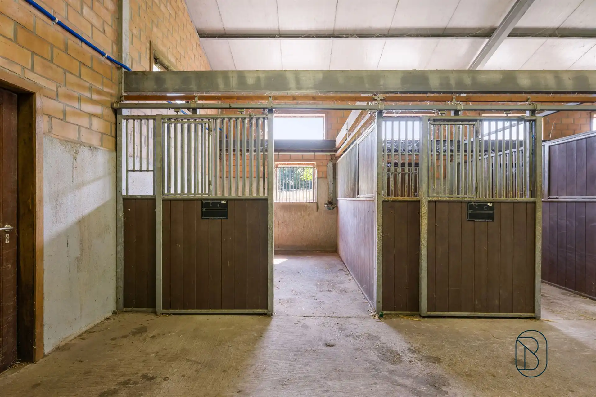 Volledig omheinde weide met grote paardenstalling foto 6
