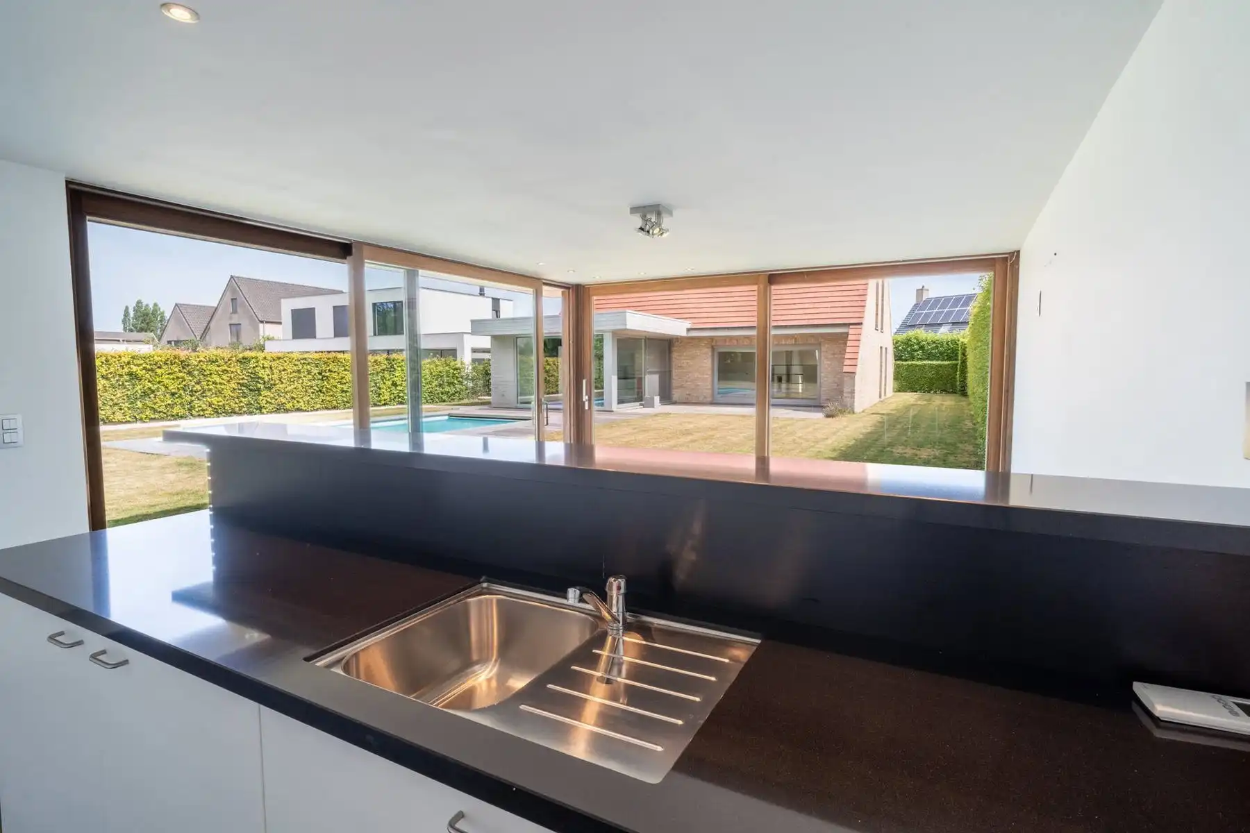 Knappe villa met zuidgerichte tuin, zwembad en poolhouse foto 38
