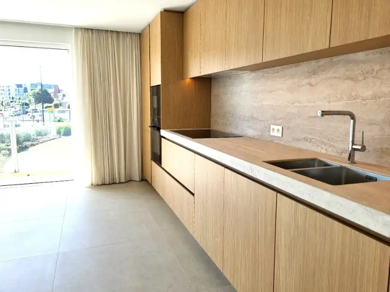 Prachtig gerenoveerd hoekappartement met 3 slaapkamers te koop foto 4
