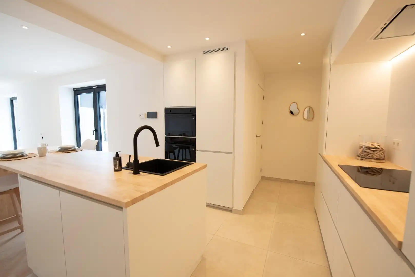 TE KOOP: Instapklaar, volledig gerenoveerd appartement met 1 slaapkamer in hartje Waregem foto 3