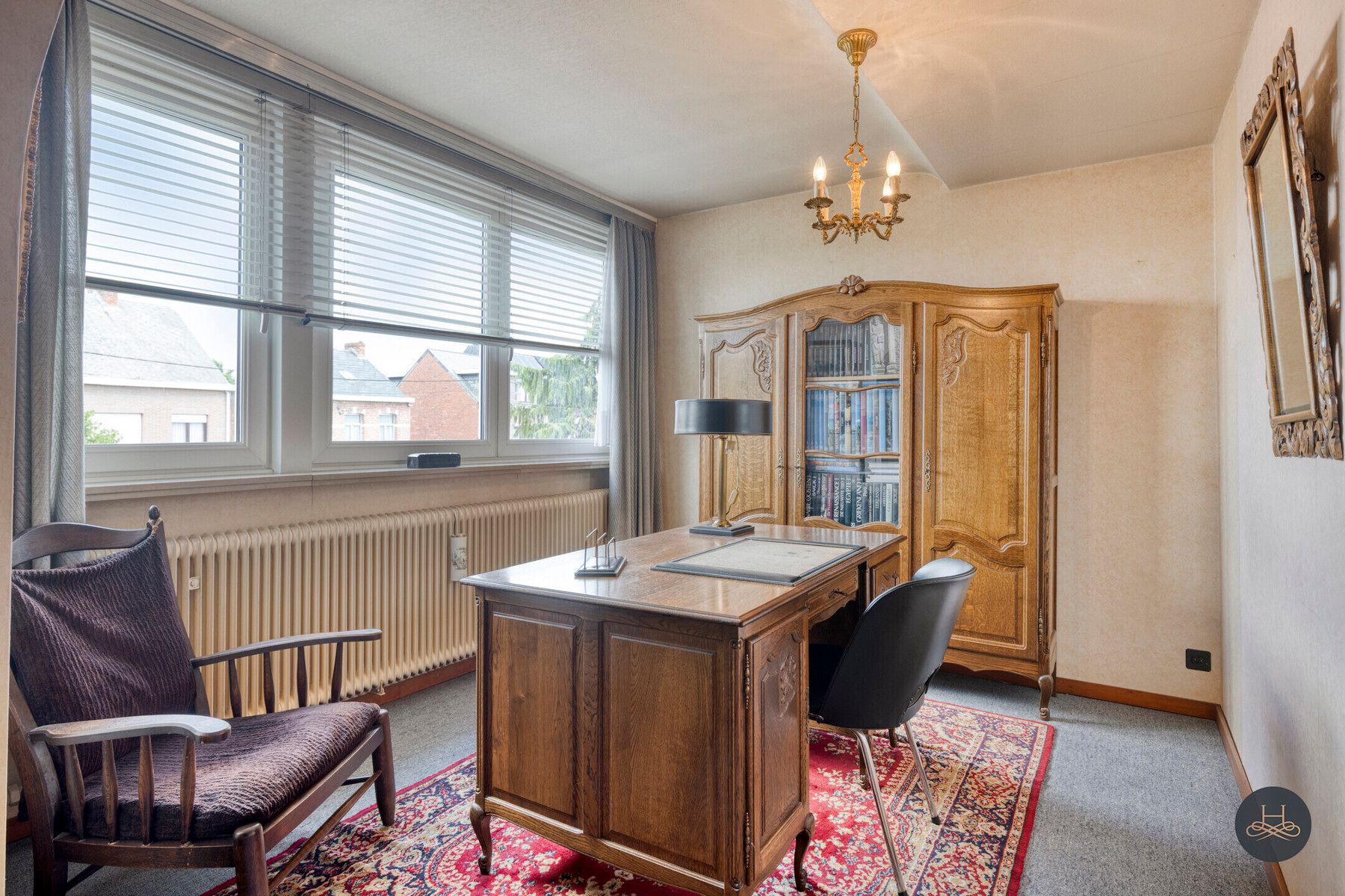 Karaktervolle, te renoveren woning, tuin en grote garage foto 16