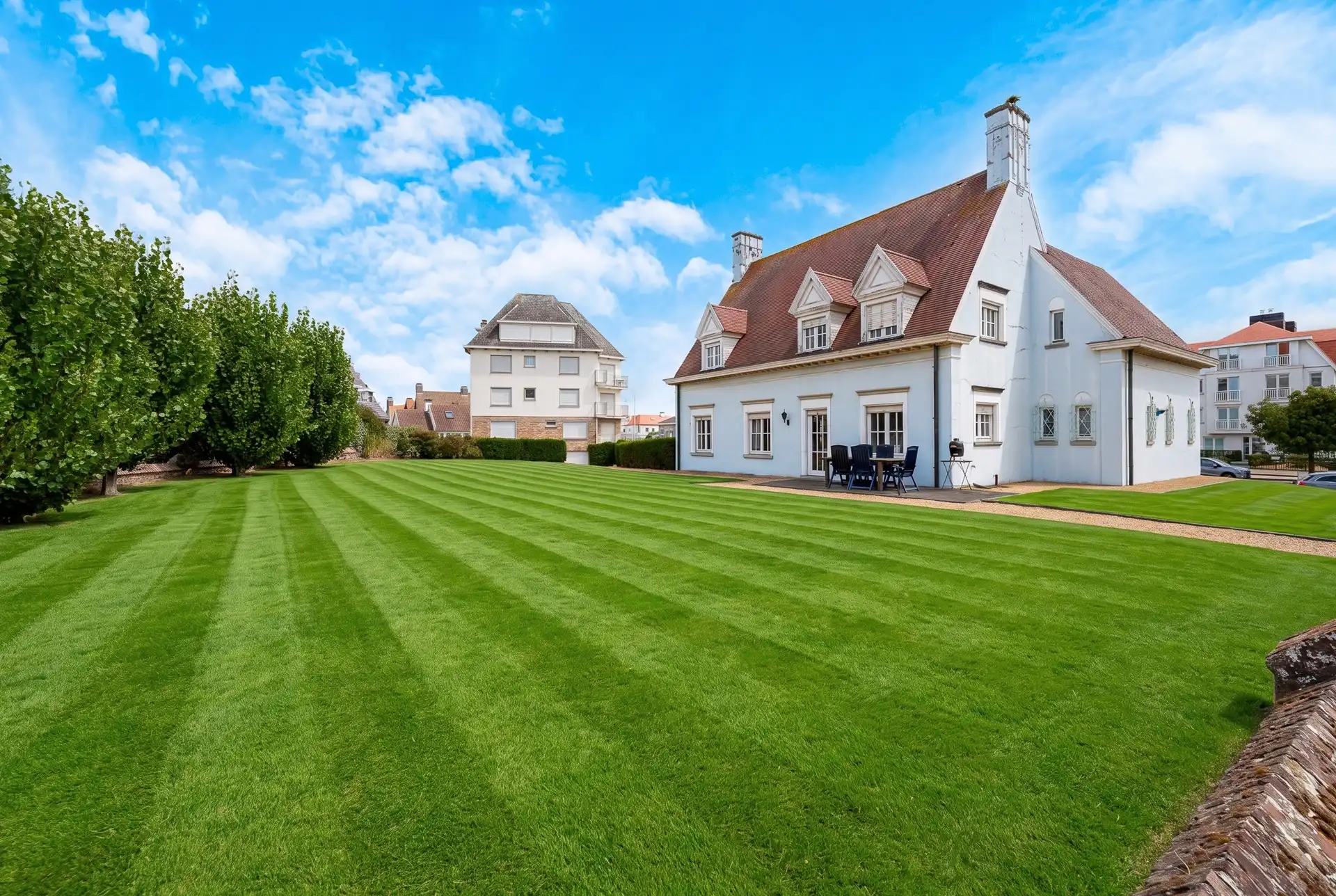 Majestueuze villa op toplocatie en 919m² grond, op slechts 150 meter van het strand foto 45