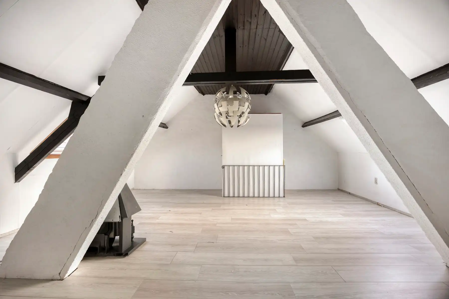 Centraal gelegen woning met veel potentieel foto 7