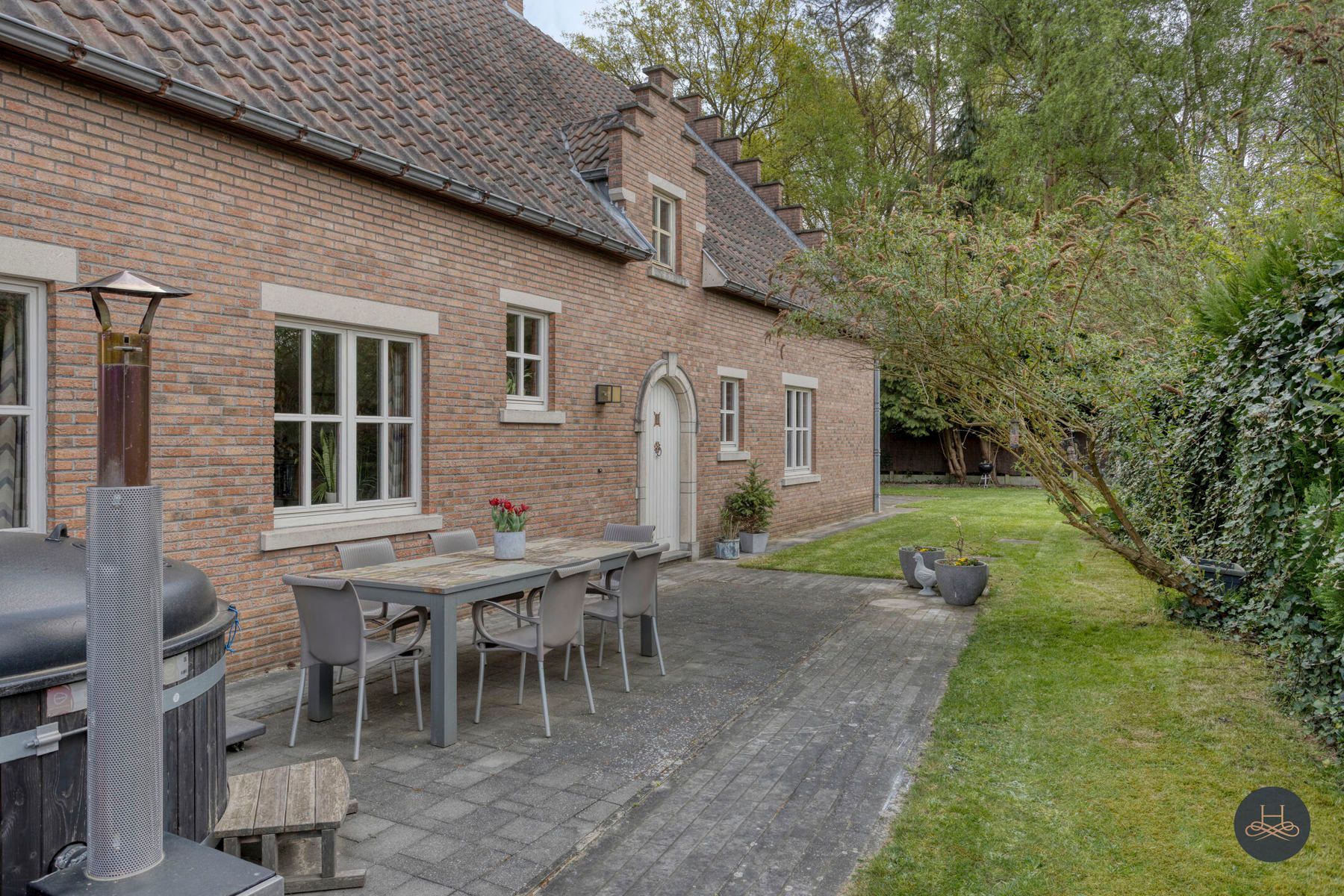 Karaktervolle, goed onderhouden woning nabij het centrum foto 3