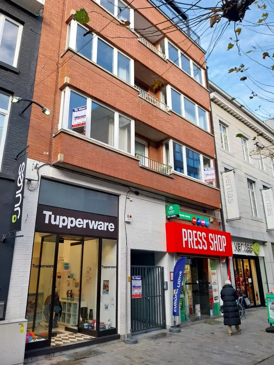 Zeer ruim (167m²) app.1°verd. gelegen in het stadscentrum. foto {{pictureIndex}}