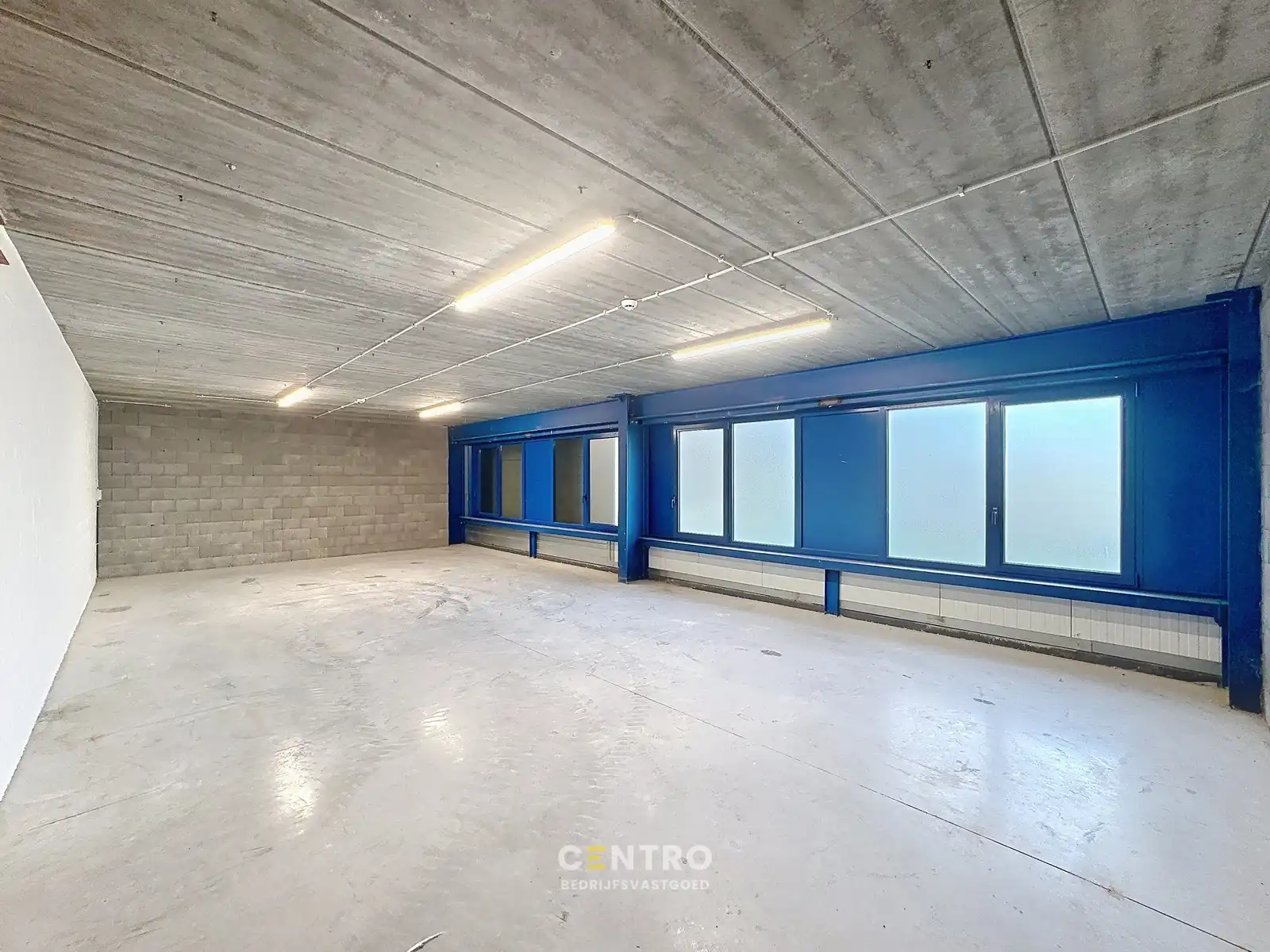 NB KMO-UNIT (227.20m²) met mezzanine (82.17m²) te koop met 2 private parkeerplaatsen voor de deur, elektrische sectionaalpoort en sanitair blok op industriezone "Herdersbrug" te 8000 Brugge foto 10