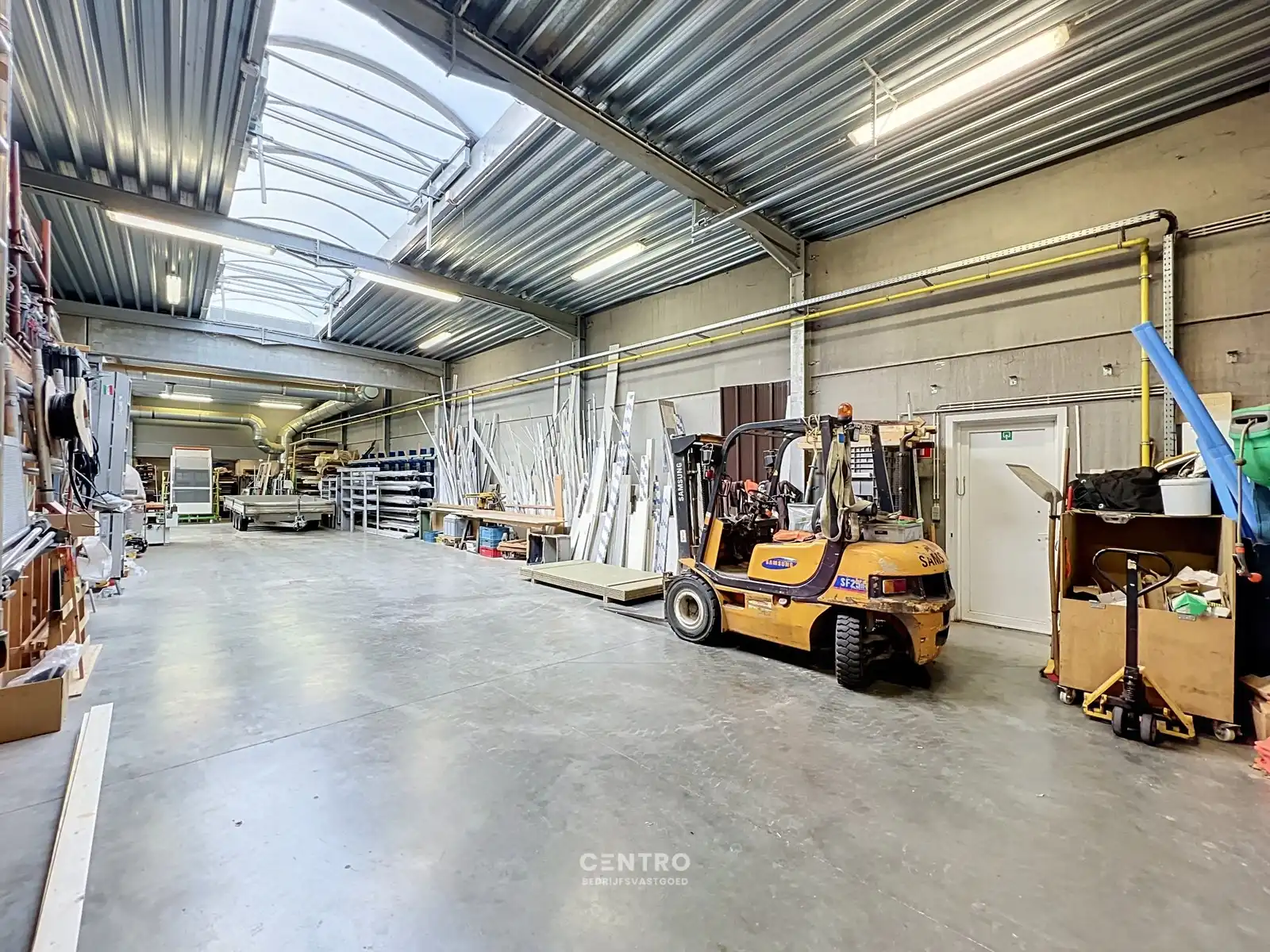 Veelzijdig bedrijfspand met ruim MAGAZIJN, TOONZAAL, KANTOREN EN COMFORTABELE WONING op 1.746 M²! foto 12