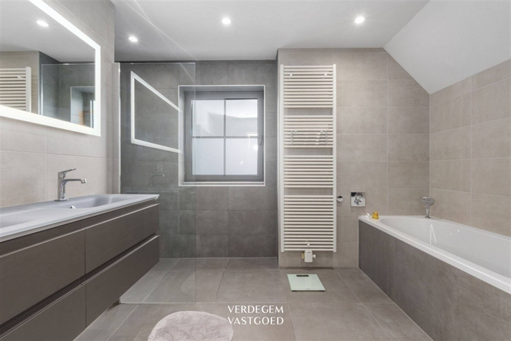 Charmante gezinswoning met 3+1 slaapkamers en praktijkruimte in de tuin foto 15