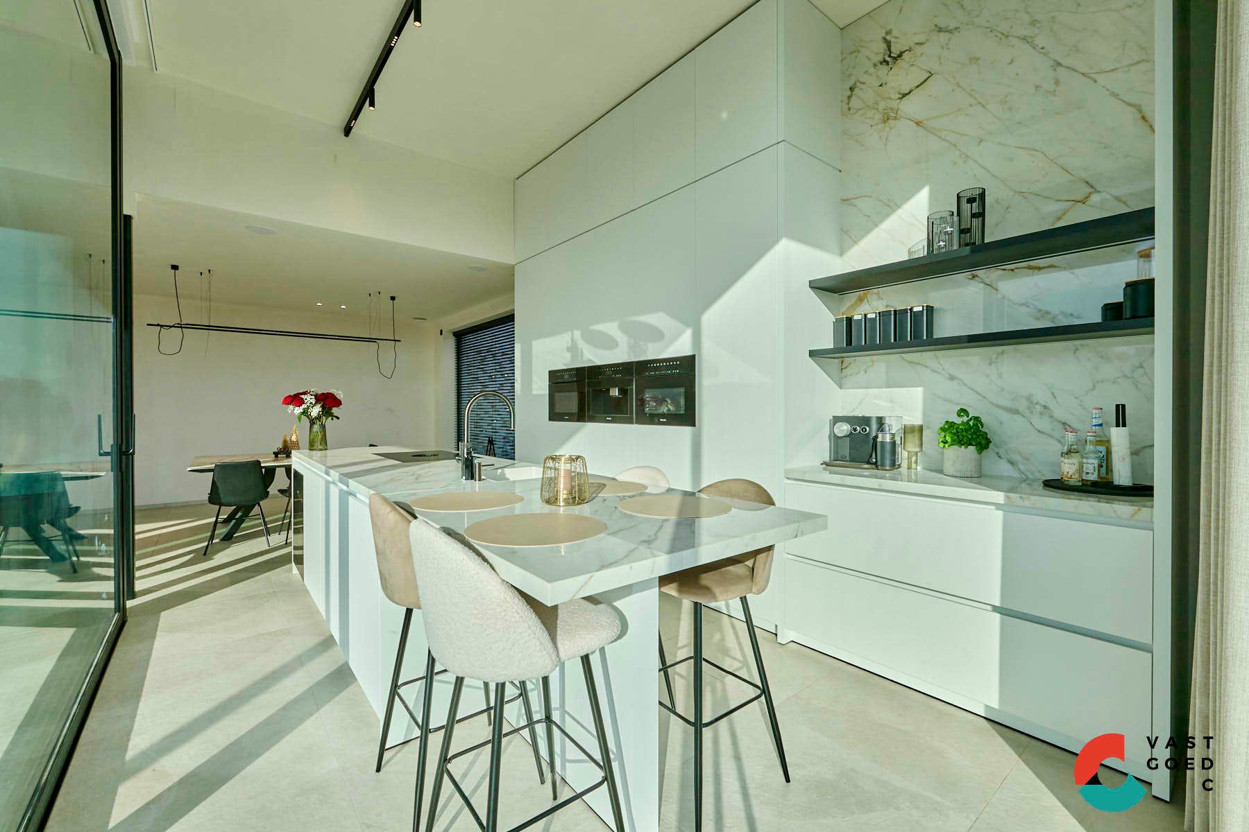 Moderne villa met zwembad op een knap perceel van 16 are. foto 12