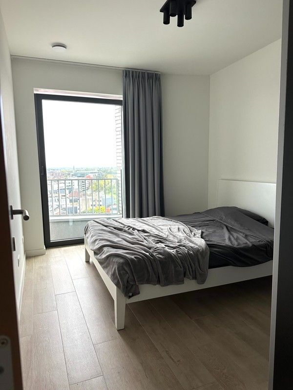 Hippe stadsmus(sen) gezocht voor 1 slaapkamer app. op 13° V met staanplaats en kelderberging foto 6