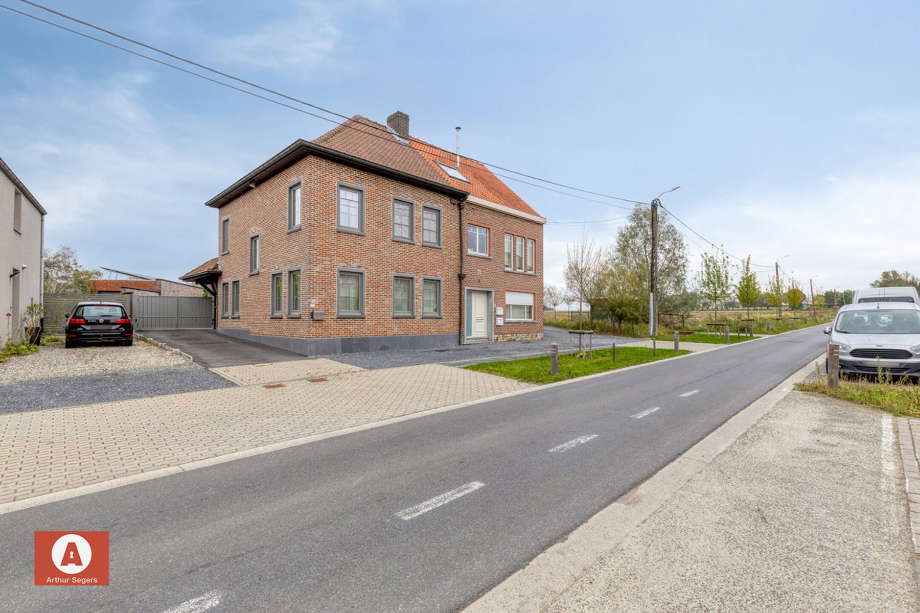 Instapklare halfopen woning met atelier in Opstal foto {{pictureIndex}}