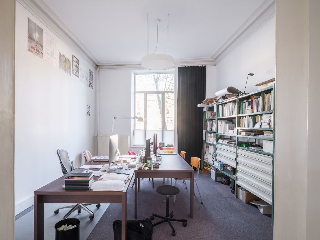 Karaktervolle herenwoning (= kantoor + woning) met buitenruimte aan de Coupure foto 4