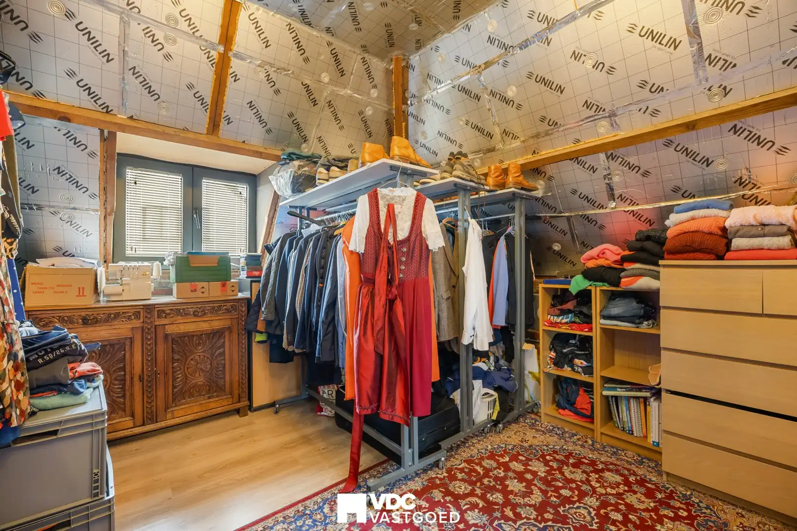 Ruime villa met praktijkruimte of extra woonruimte, zicht op bloesemweide en perceel van 1.745 m² foto 20