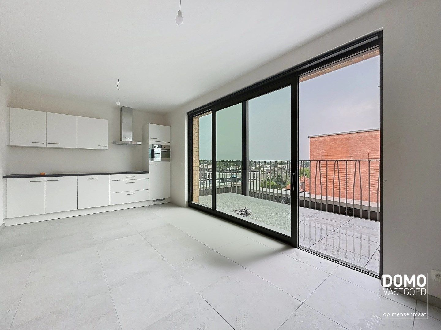 VOLLEDIG AFGEWERKT NIEUWBOUWAPPARTEMENT MET 1 SLAAPKAMER, TERRAS EN ONDERGRONDSE AUTOSTANDPLAATS IN RESIDENTIE "DE KWINT" TE ZONHOVEN  foto {{pictureIndex}}