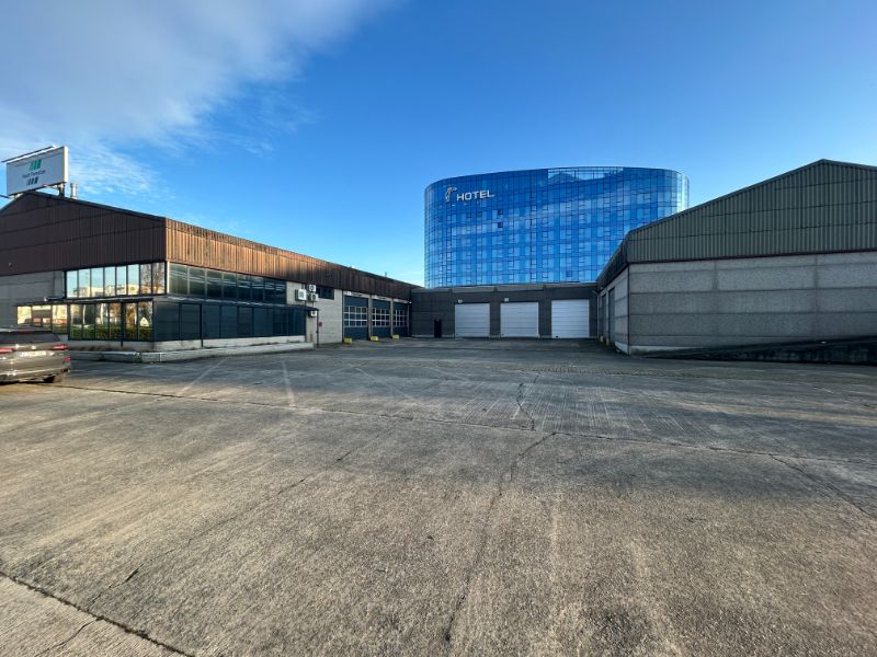 Ruime werkplaats / atelier met kantoren op topligging nabij UZ Gent foto {{pictureIndex}}