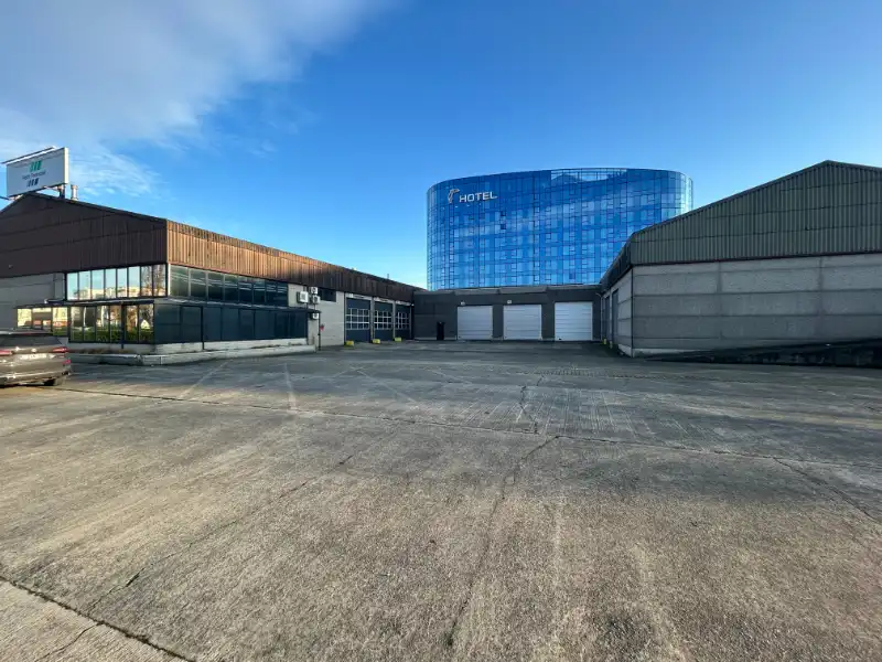 Ruime werkplaats / atelier met kantoren op topligging nabij UZ Gent foto {{pictureIndex}}