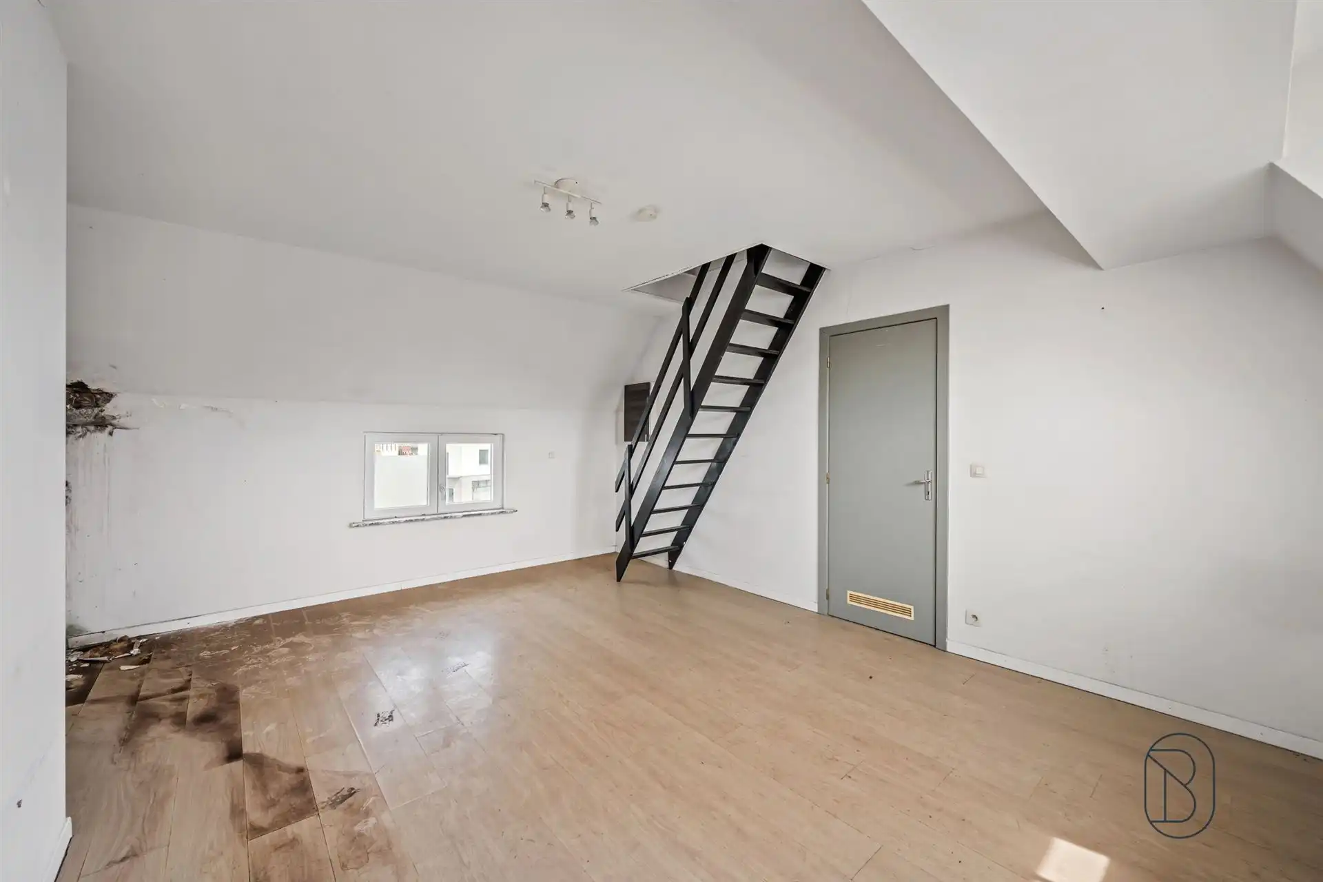 Te renoveren woning met 5 kamers, en parkeergelegenheid  foto 14