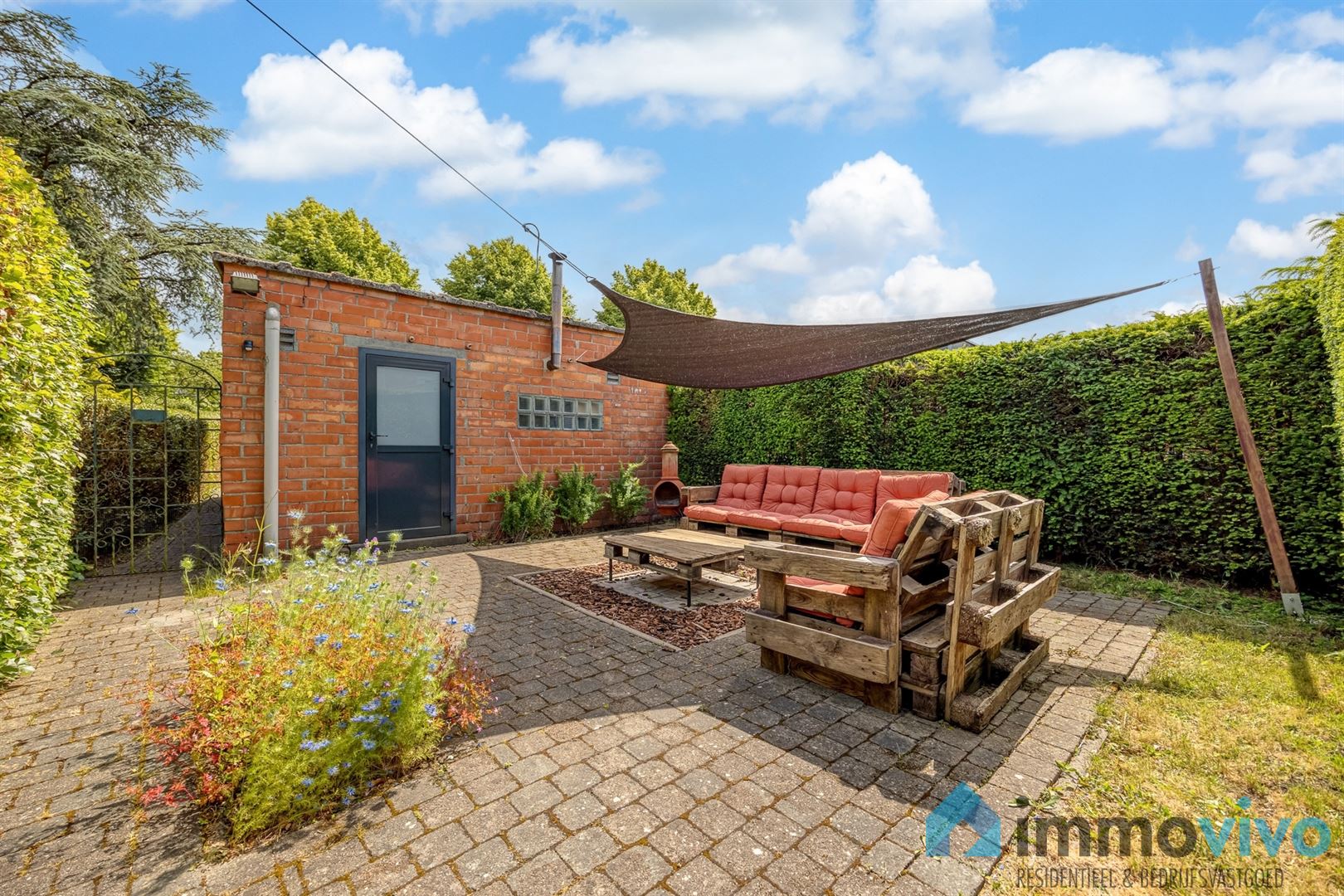 Lichtrijke woning met aangename tuin en garage met oprit foto 6