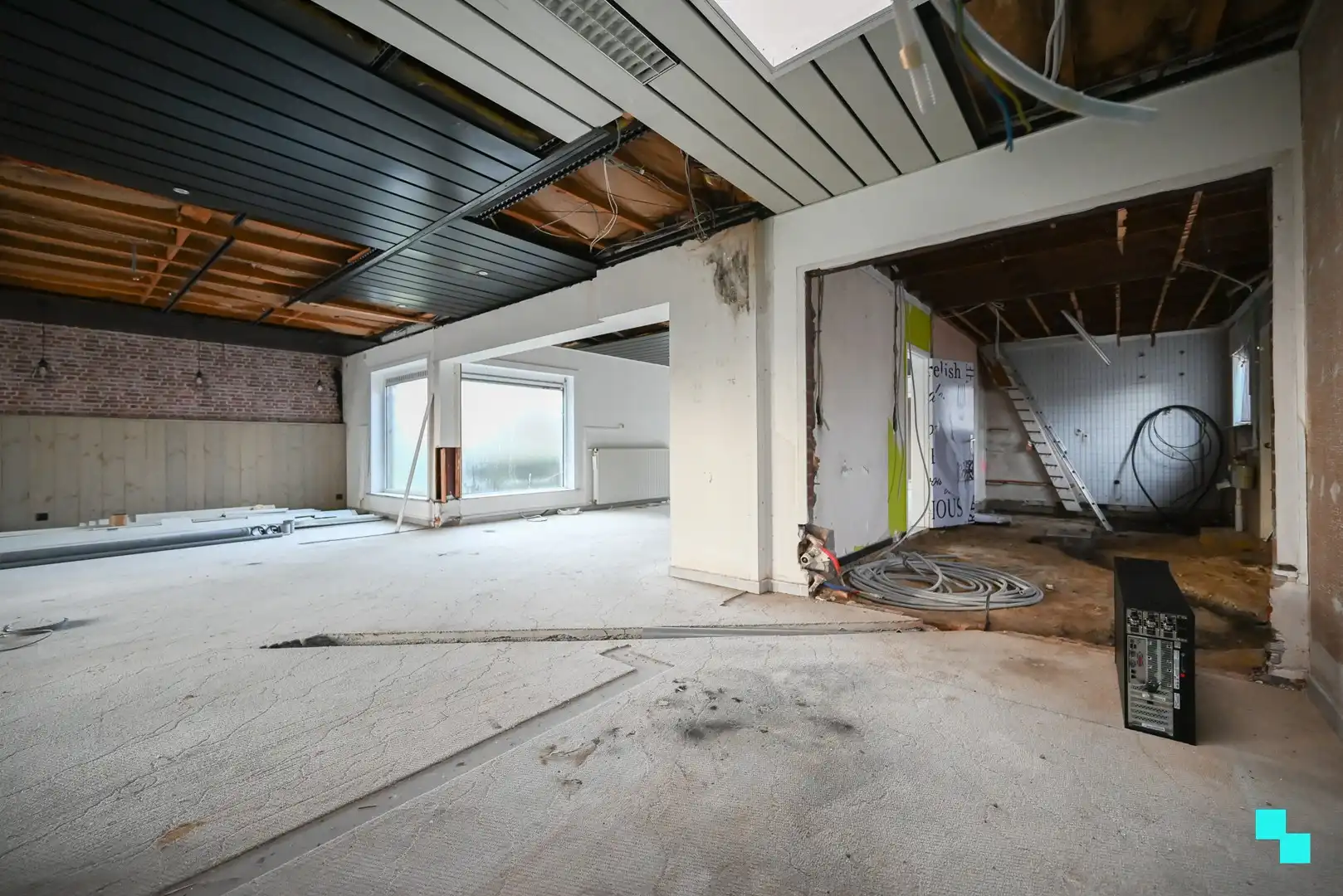 Uitzonderlijke eigendom bestaande uit een gezinswoning & afzonderlijk (kantoor)gebouw te Izegem foto 29
