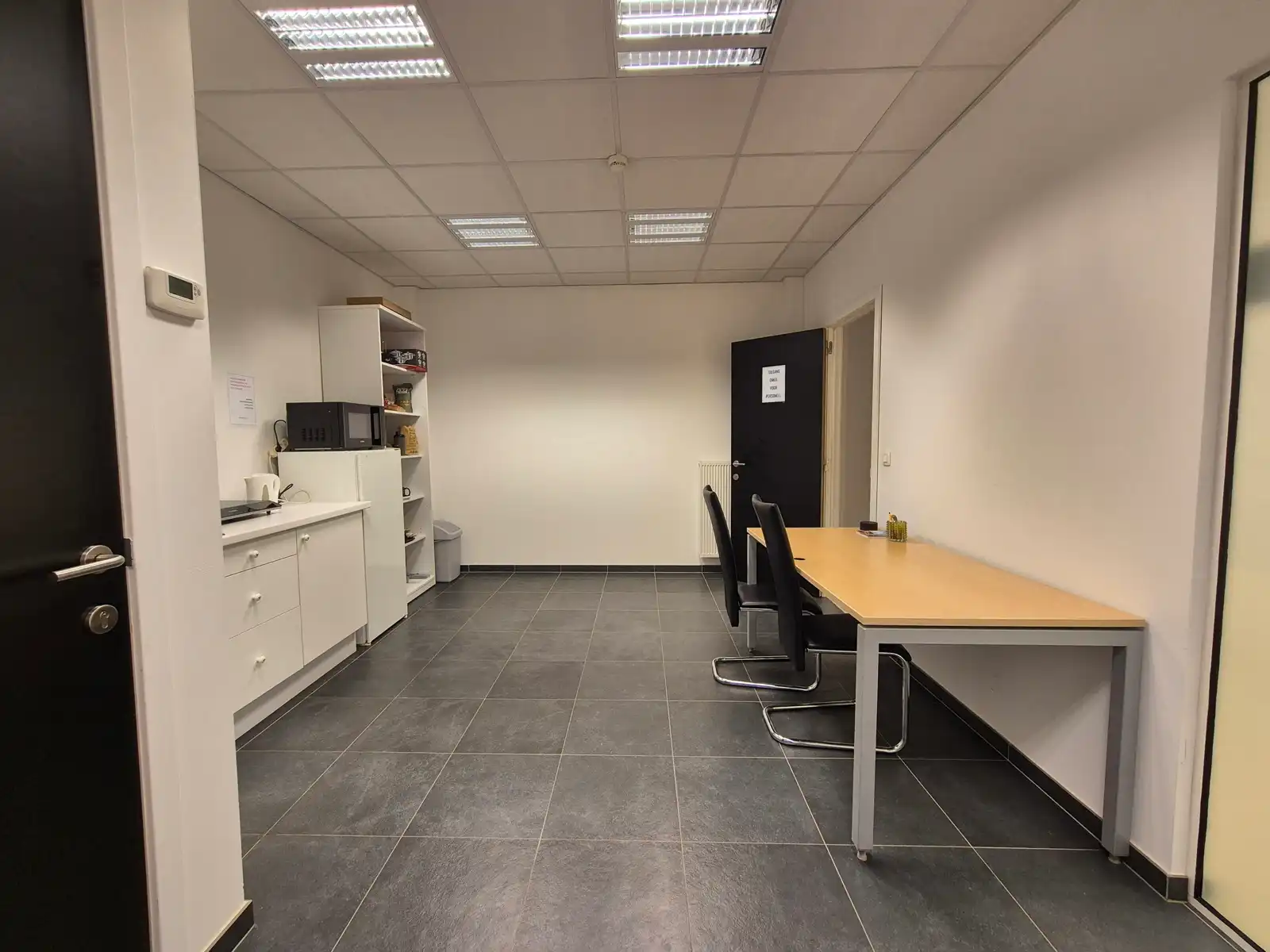 Magazijn 1030m² met  laadkade en 154m² kantoor op topligging foto 13