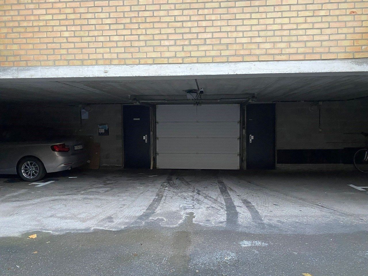 Gelijkvloerse staanplaats te Koningslaan op wandelafstand  centraal gelegen nabij de Lippenslaan en Zeedijk-Albertstrand.  foto 3