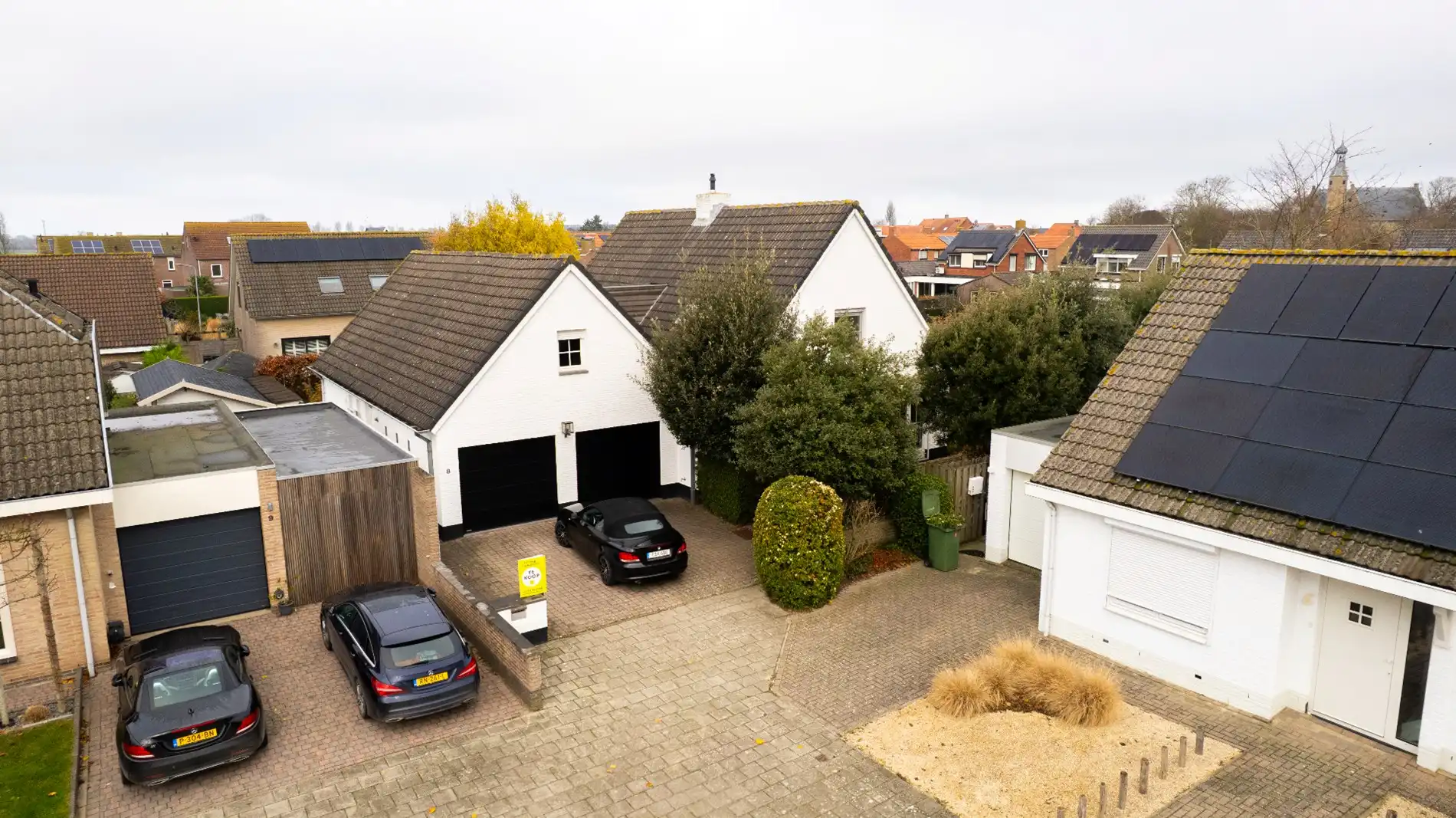 Karaktervolle alleenstaande ruime villa met rondom tuin op korte afstand van het strand  foto 3