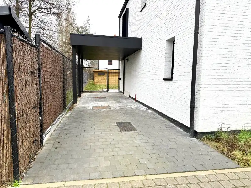 Ruime nieuwbouwwoning met 3 slaapkamers, tuin en carport foto 31